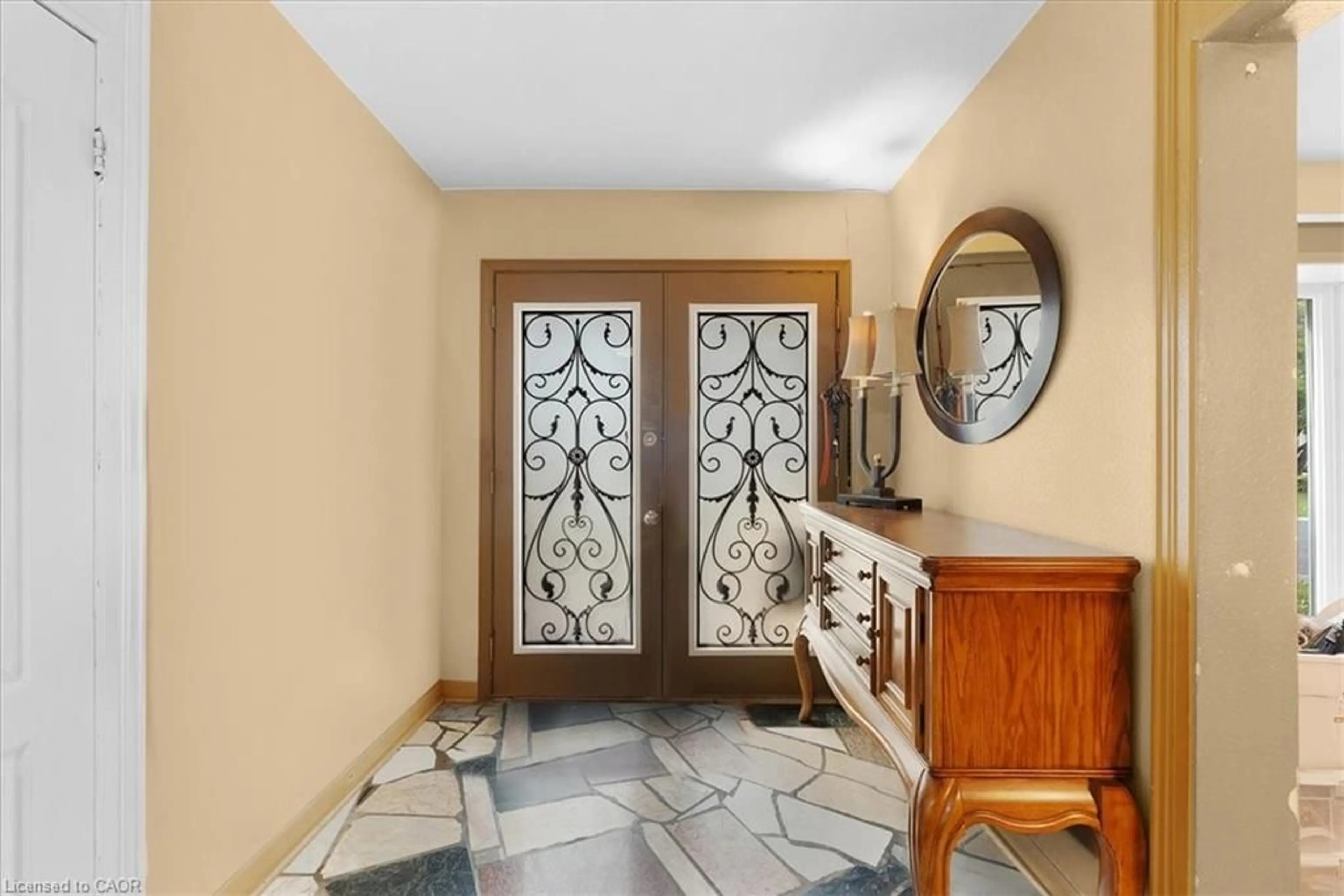 Indoor entryway for 67 Elmhurst Dr, Hamilton Ontario L8T 1C5