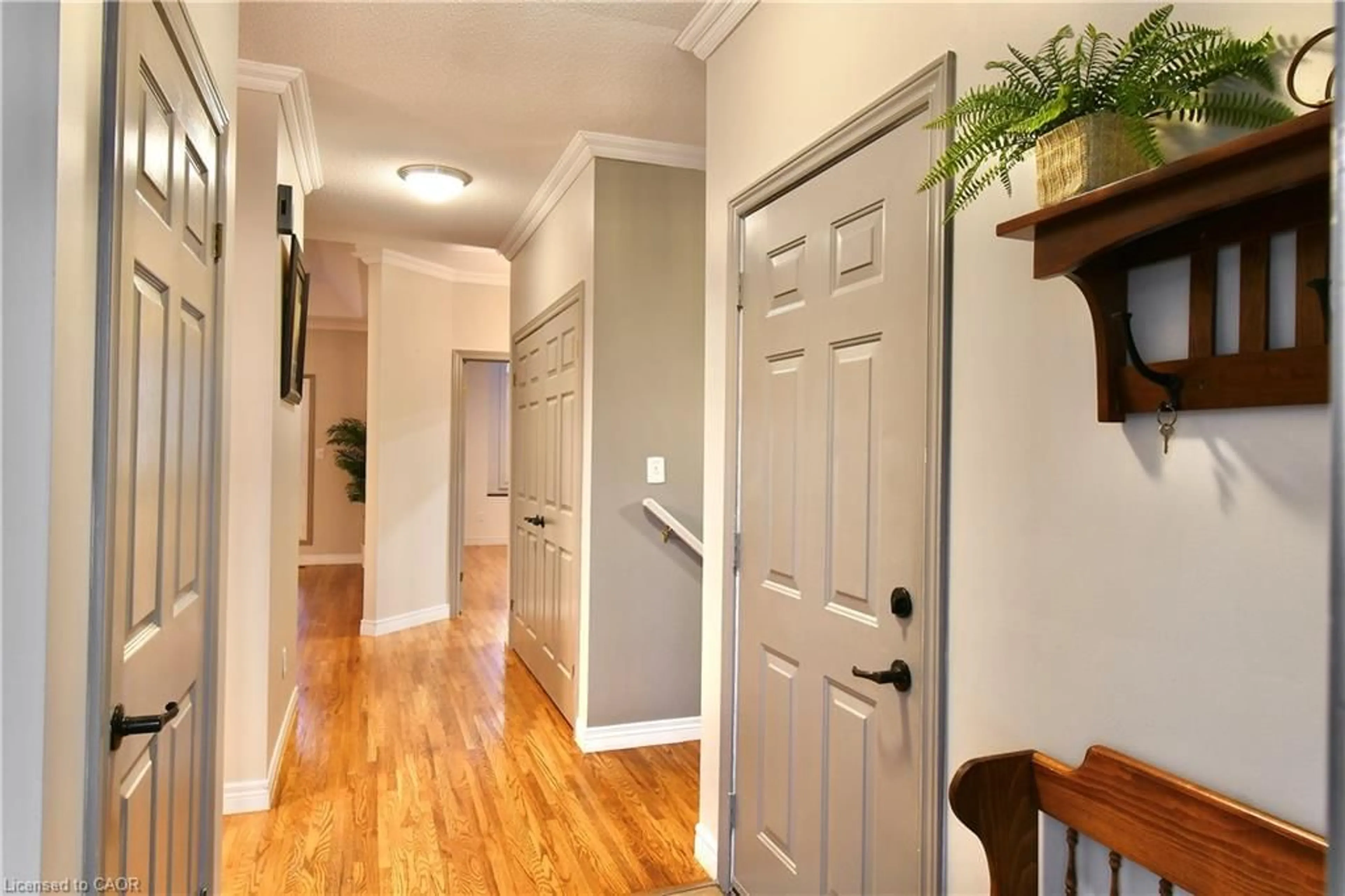 Indoor entryway for 42 Greentrail Dr, Hamilton Ontario L0R 1W0