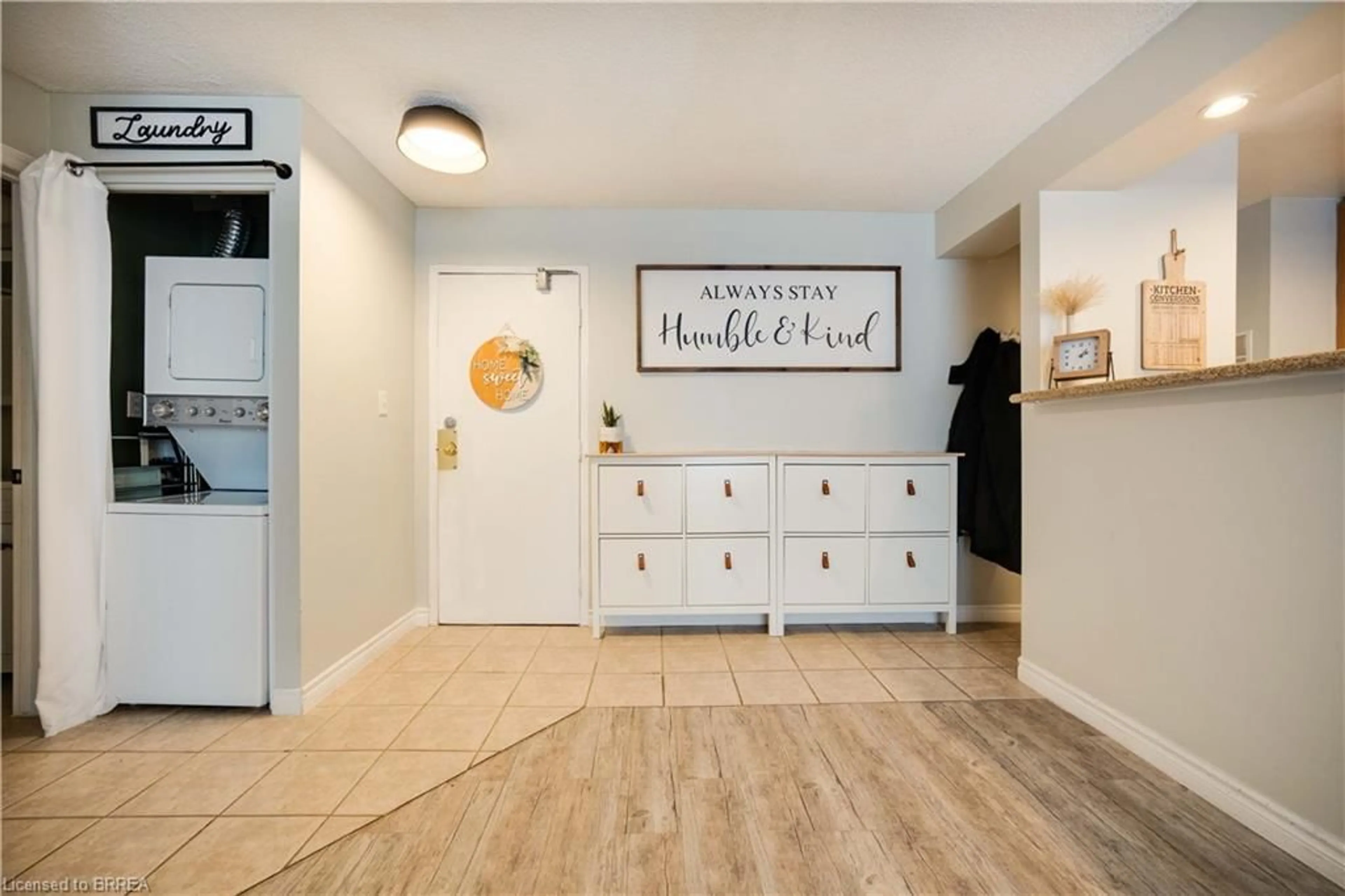 Indoor entryway for 793 Colborne St #304, Brantford Ontario N3S 7J3