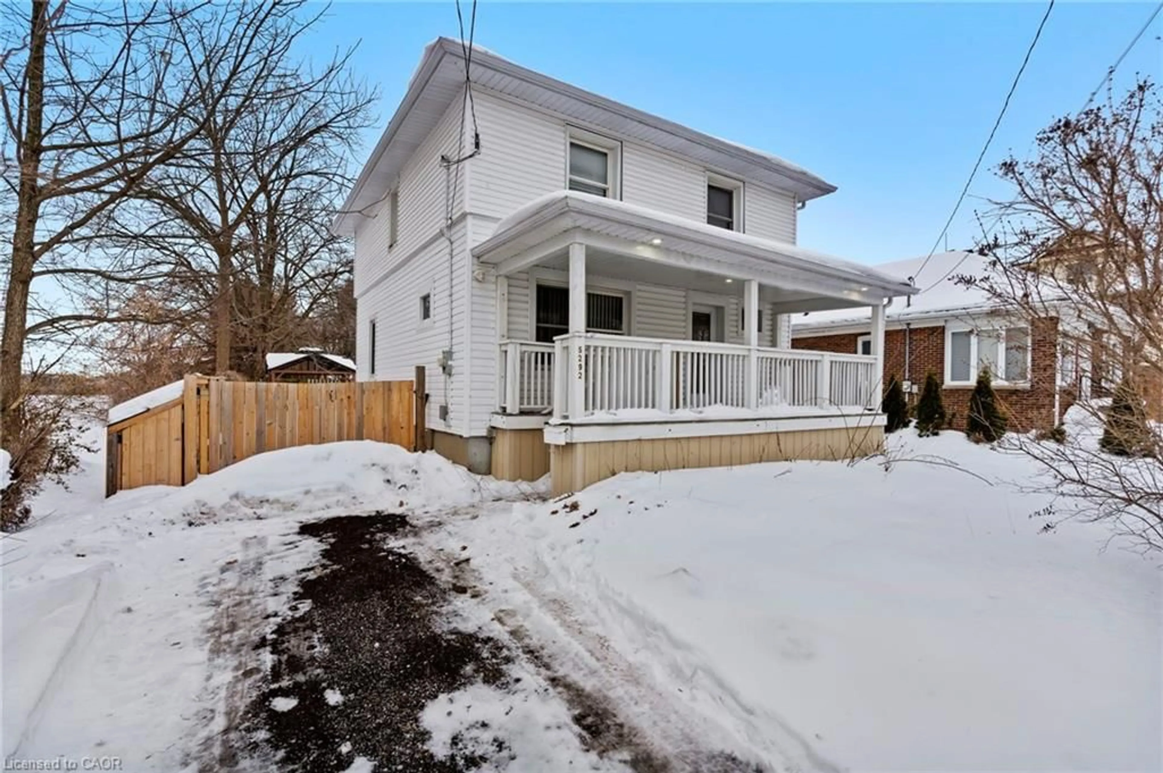 Patio, street for 5292 Bridge St, Niagara Falls Ontario L2E 2T3
