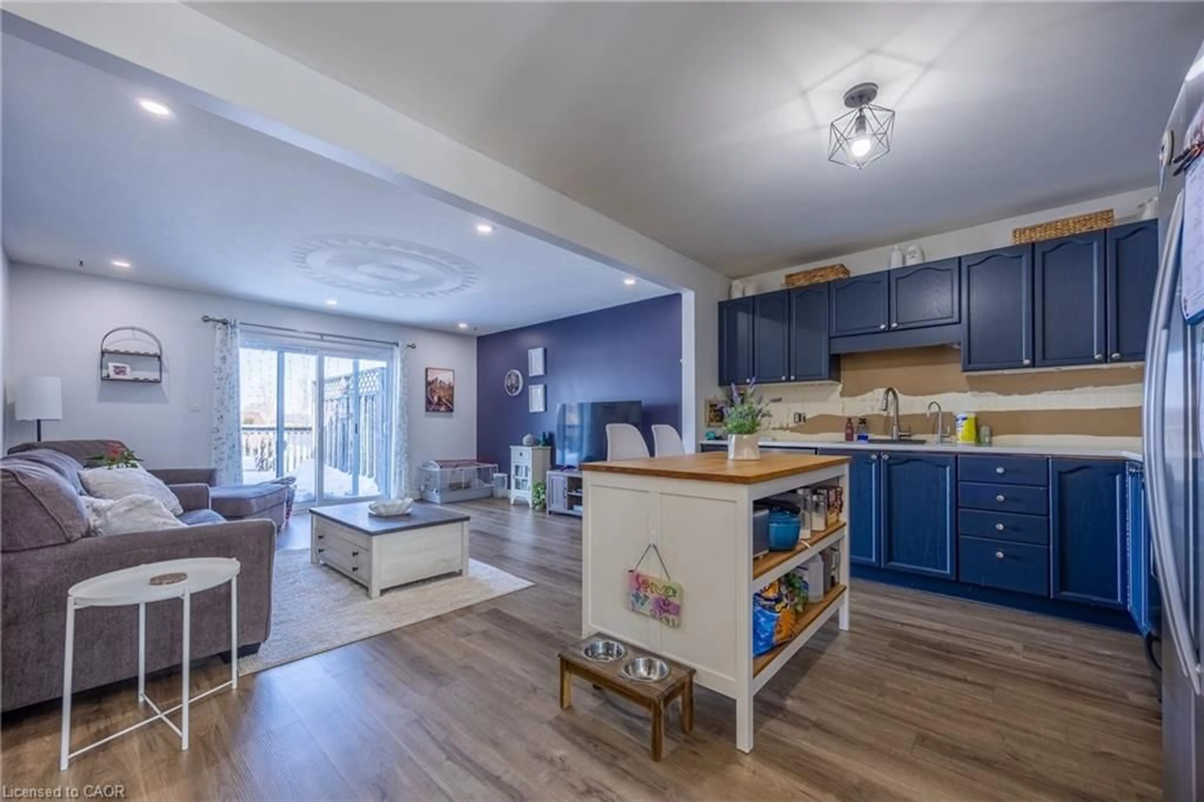 Open concept kitchen, wood/laminate floor for 62 Beckett Blvd, Tillsonburg Ontario N4G 5N3