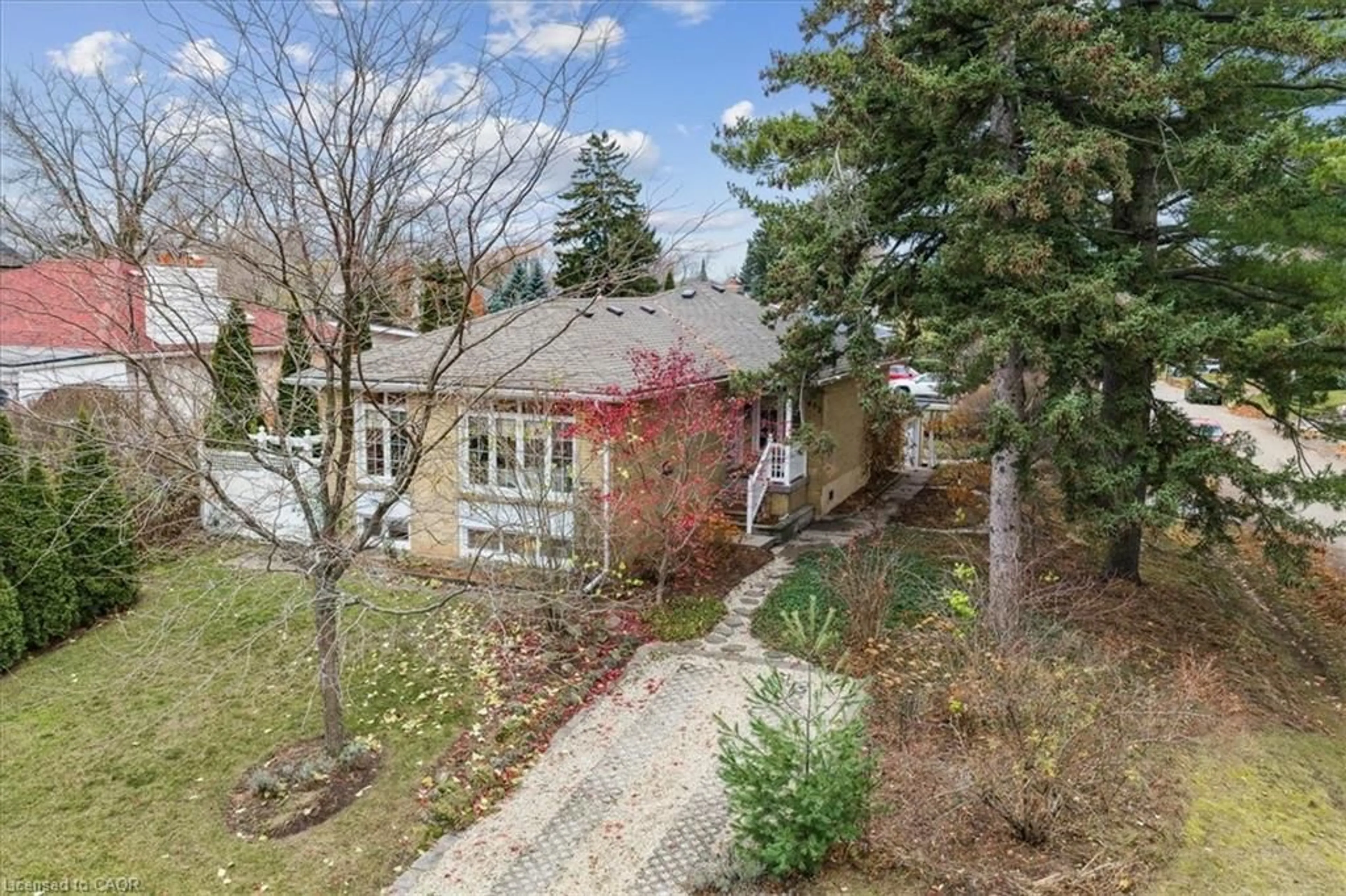 A pic from outside/outdoor area/front of a property/back of a property/a pic from drone, street for 402 Willis Dr, Oakville Ontario L6L 4V3