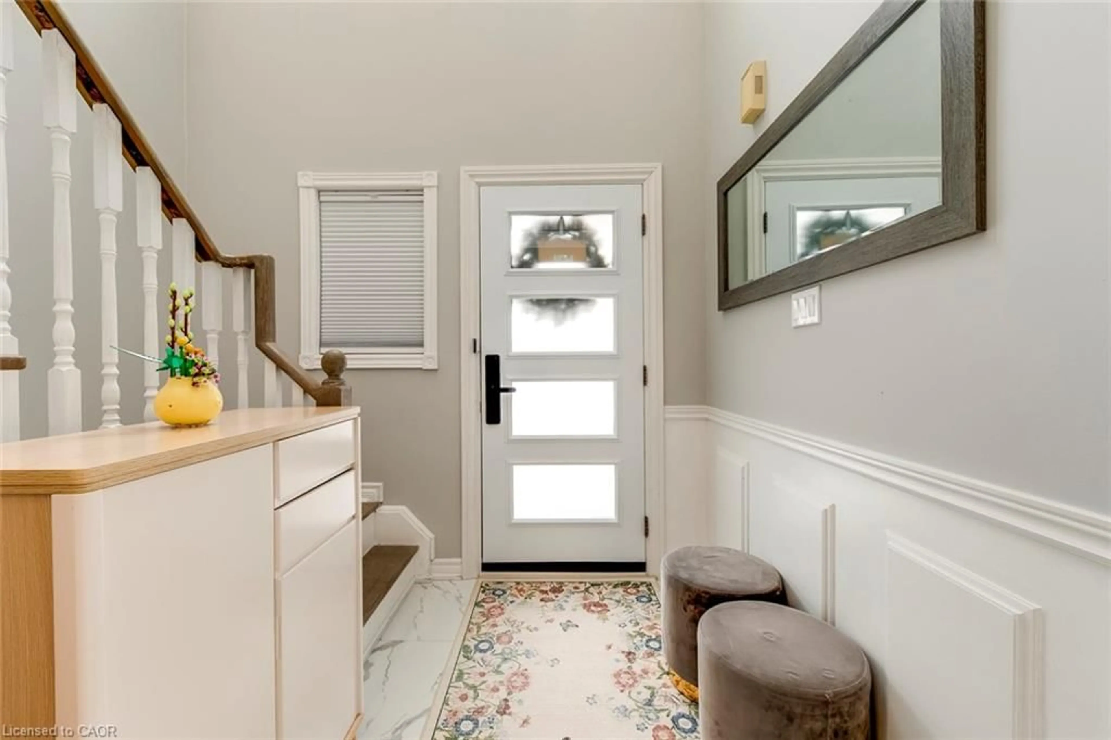 Indoor entryway for 80 Beaverbrook Cres, Maple Ontario L6A 3T3