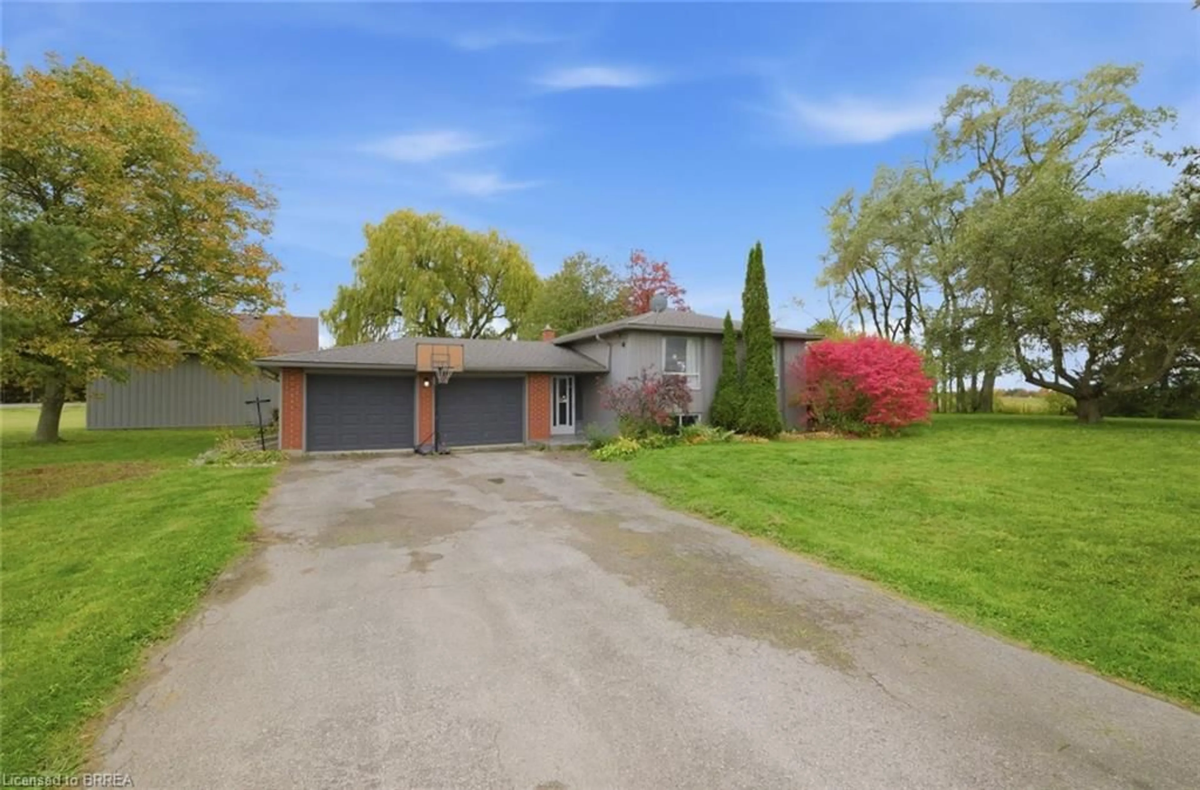 A pic from outside/outdoor area/front of a property/back of a property/a pic from drone, street for 2090 Lost Mile Rd, Brantford Ontario N3T 5L4