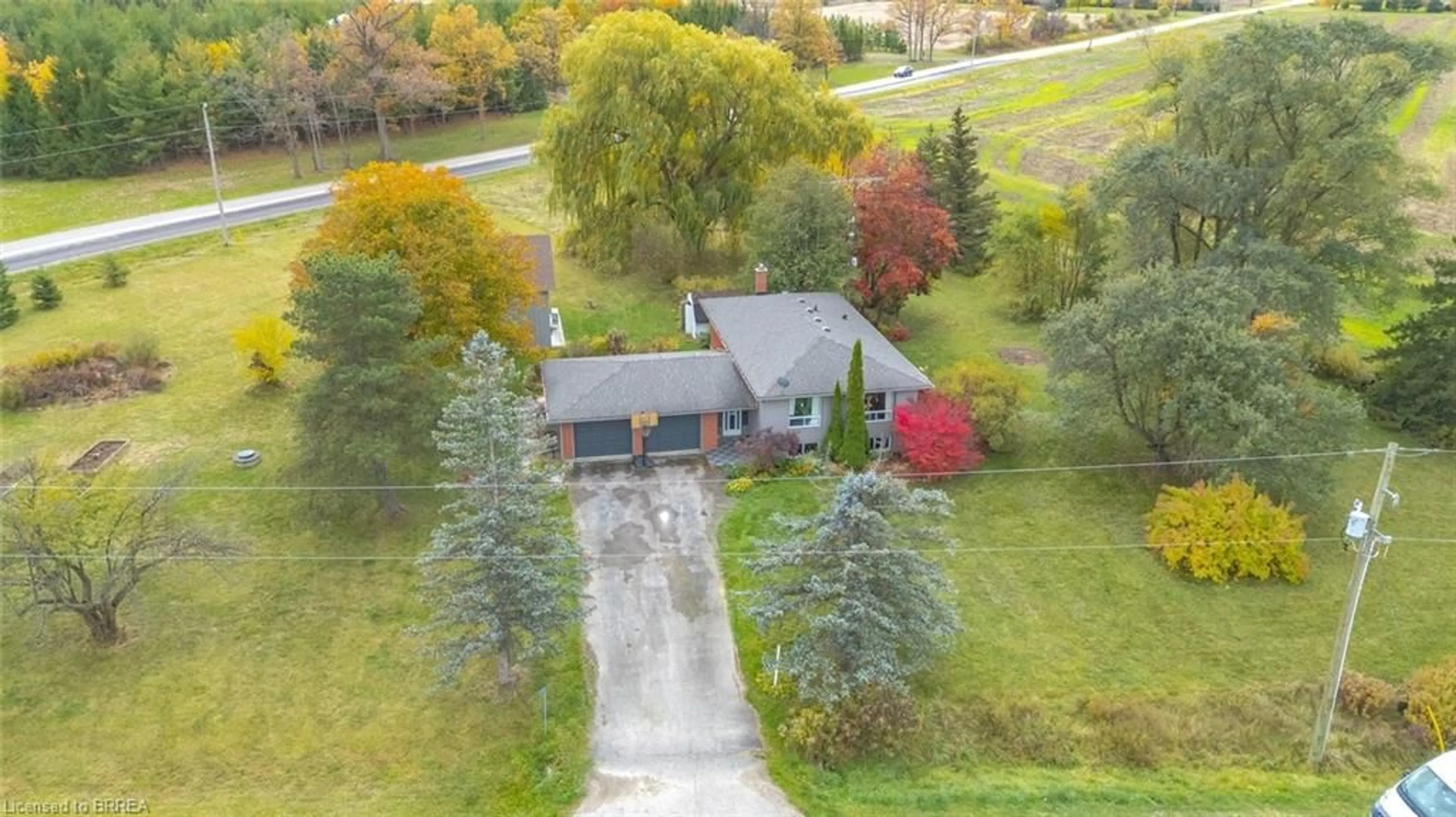 A pic from outside/outdoor area/front of a property/back of a property/a pic from drone, street for 2090 Lost Mile Rd, Brantford Ontario N3T 5L4
