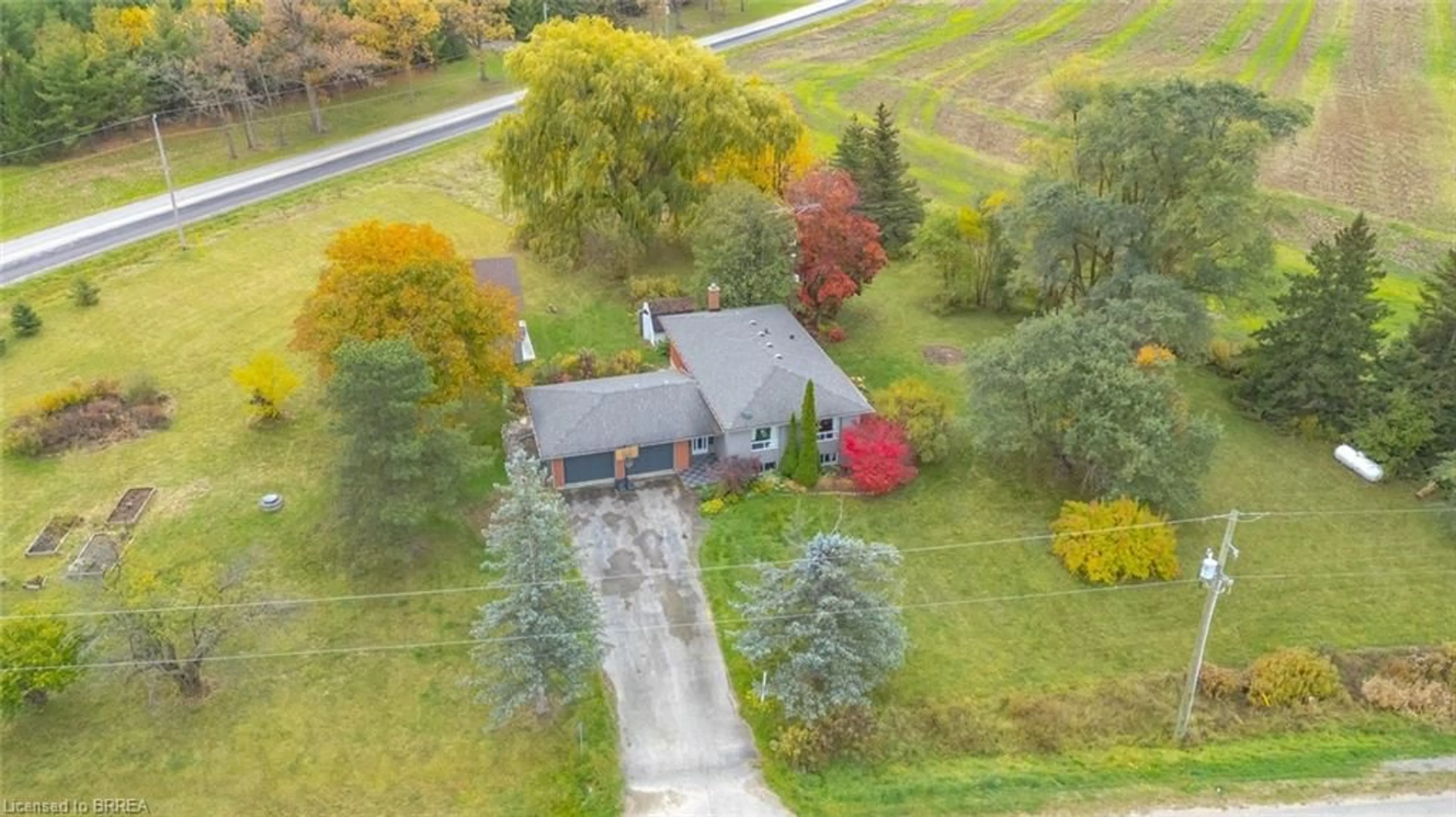 A pic from outside/outdoor area/front of a property/back of a property/a pic from drone, street for 2090 Lost Mile Rd, Brantford Ontario N3T 5L4