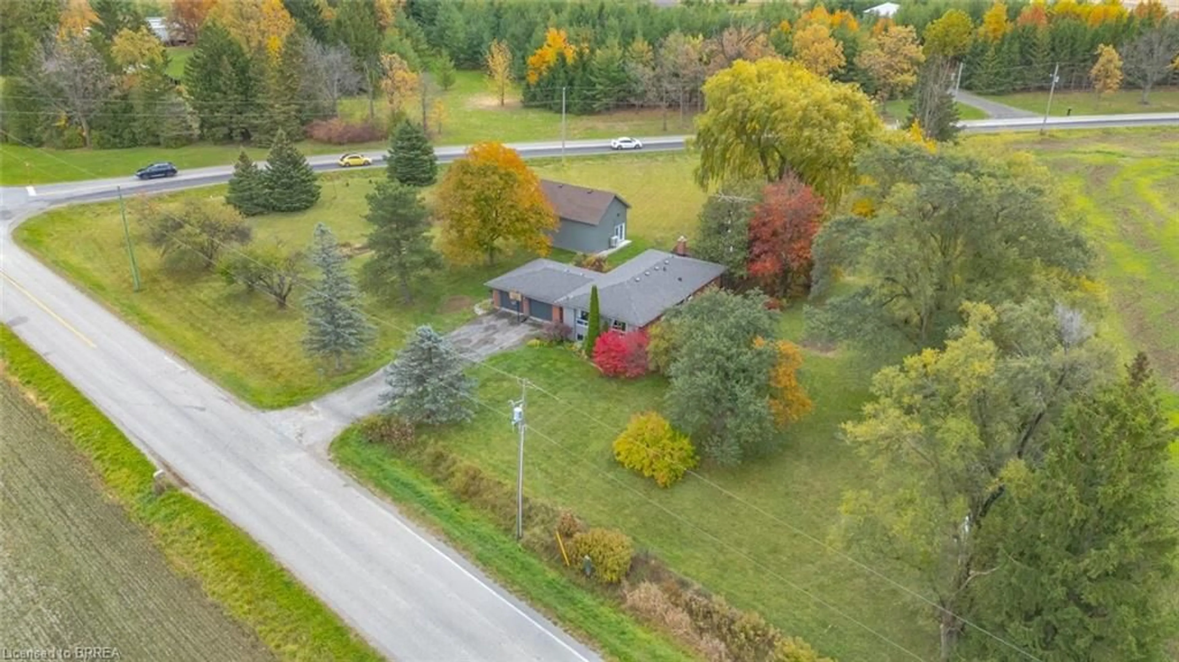 A pic from outside/outdoor area/front of a property/back of a property/a pic from drone, street for 2090 Lost Mile Rd, Brantford Ontario N3T 5L4