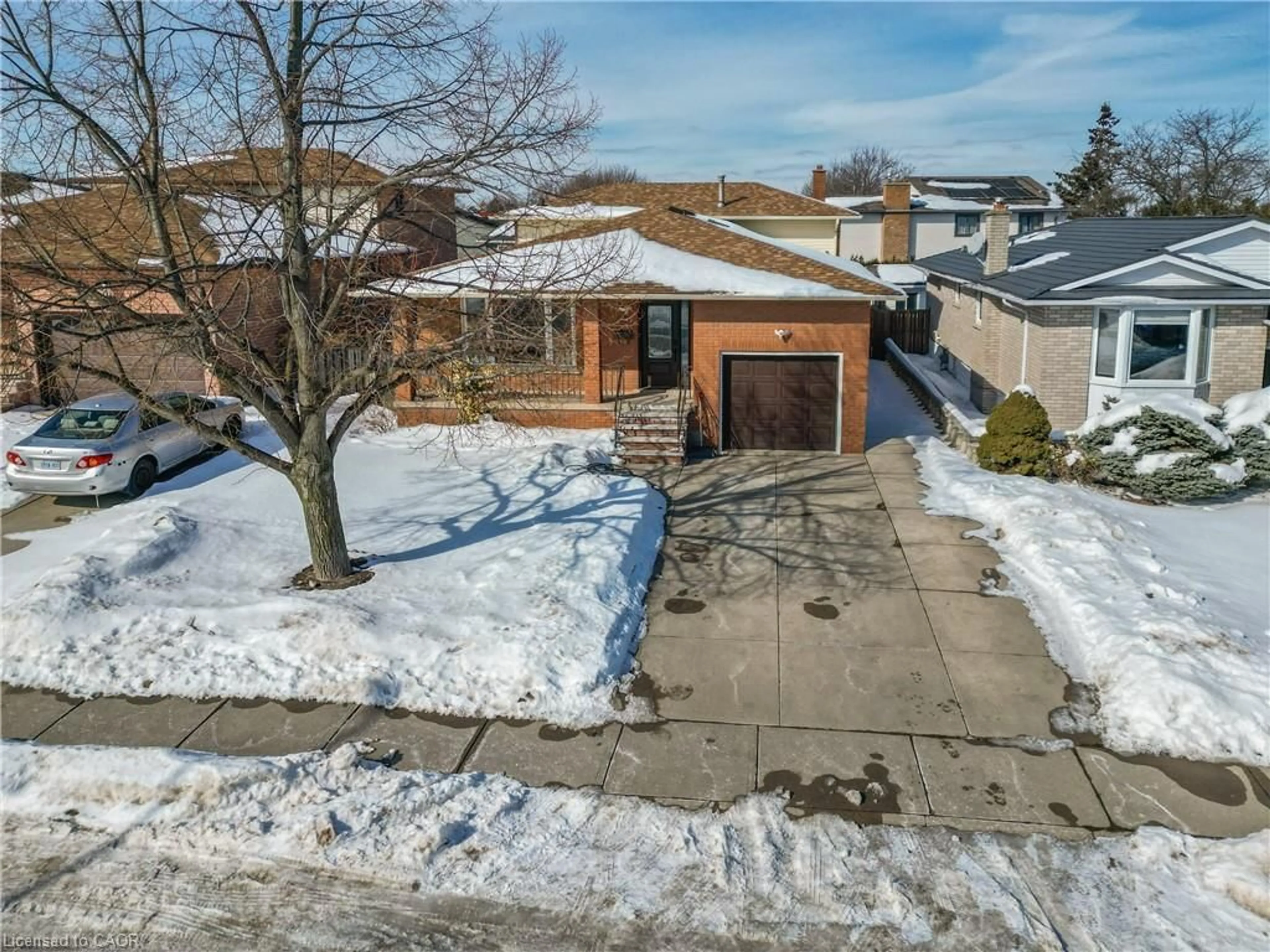A pic from outside/outdoor area/front of a property/back of a property/a pic from drone, street for 209 Ravenbury Dr, Hamilton Ontario L8W 2J2