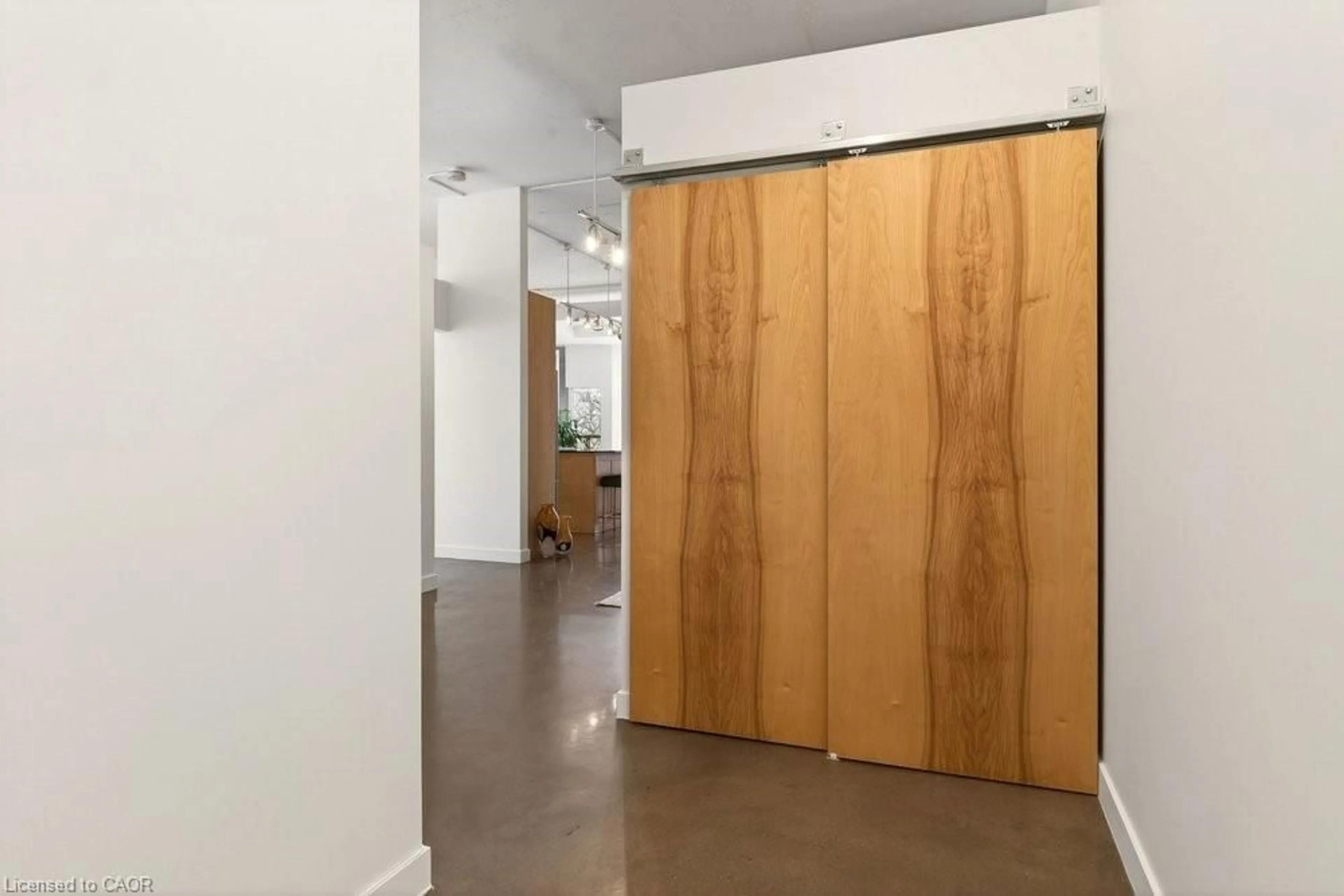 Indoor entryway for 66 Bay St #401, Hamilton Ontario L8P 4Z6