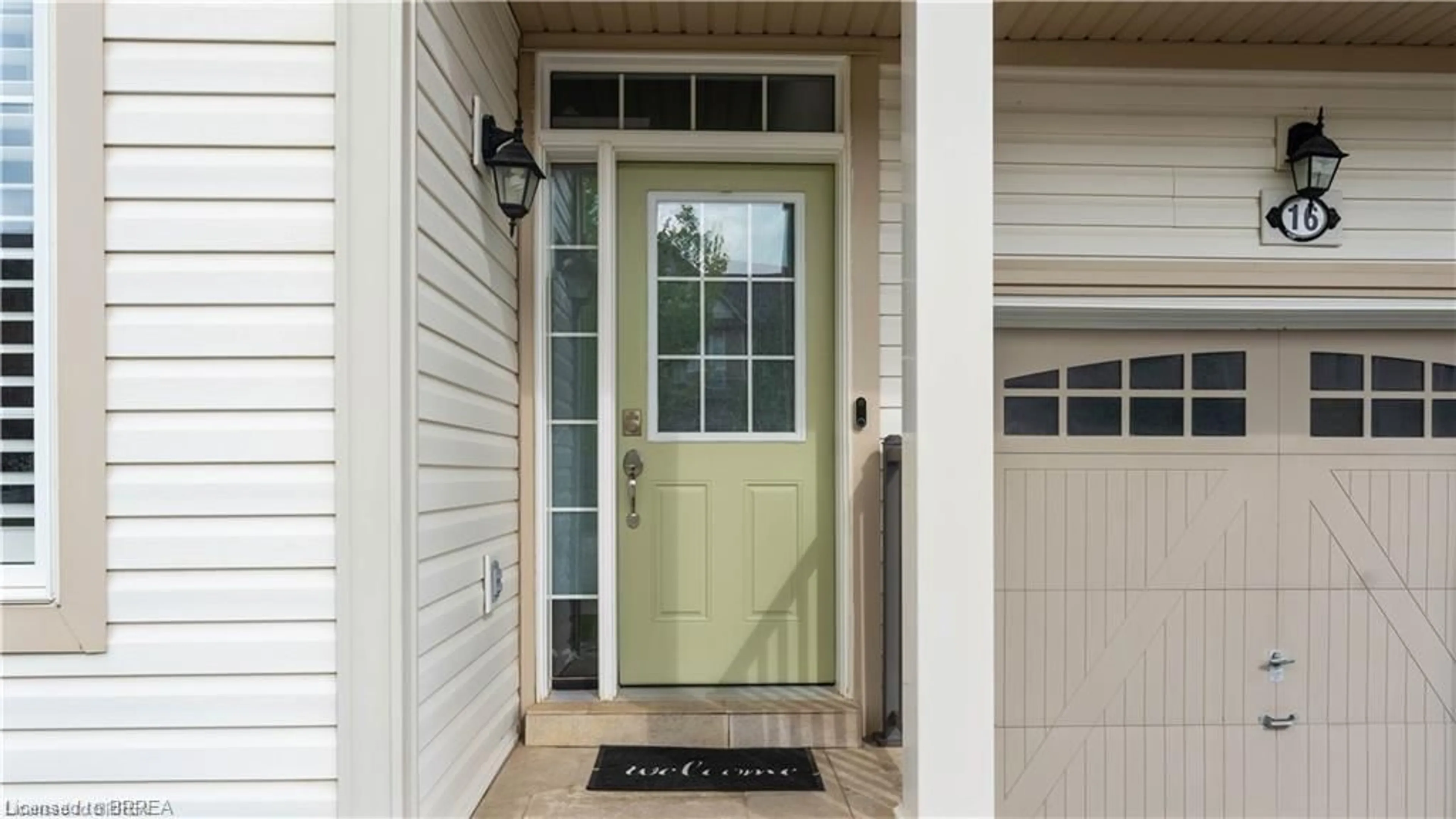 Indoor entryway for 16 Dwyer Crt, Brantford Ontario N3T 0G8