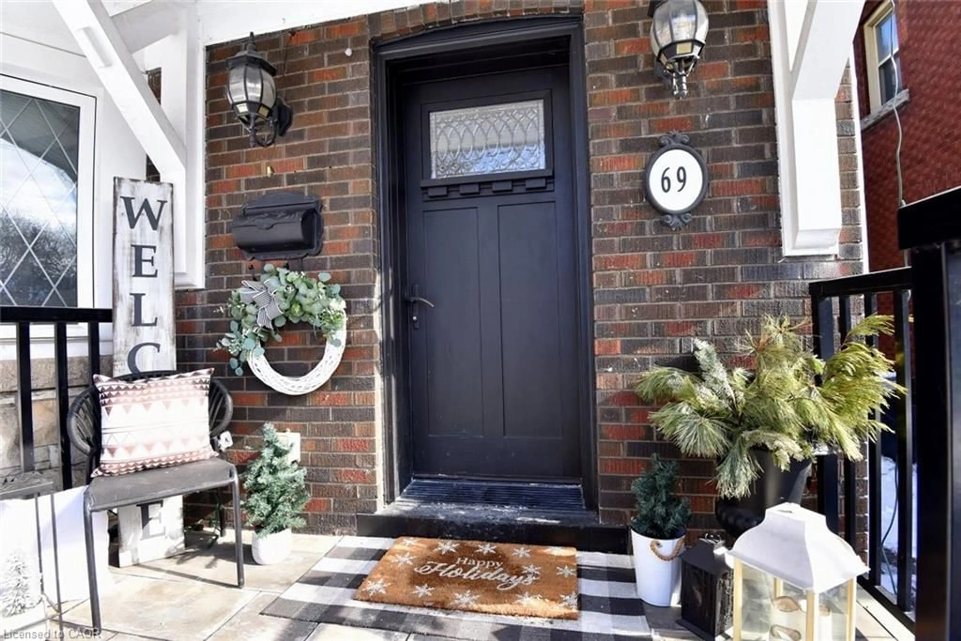 Indoor entryway for 69 London St, Hamilton Ontario L8K 2G4