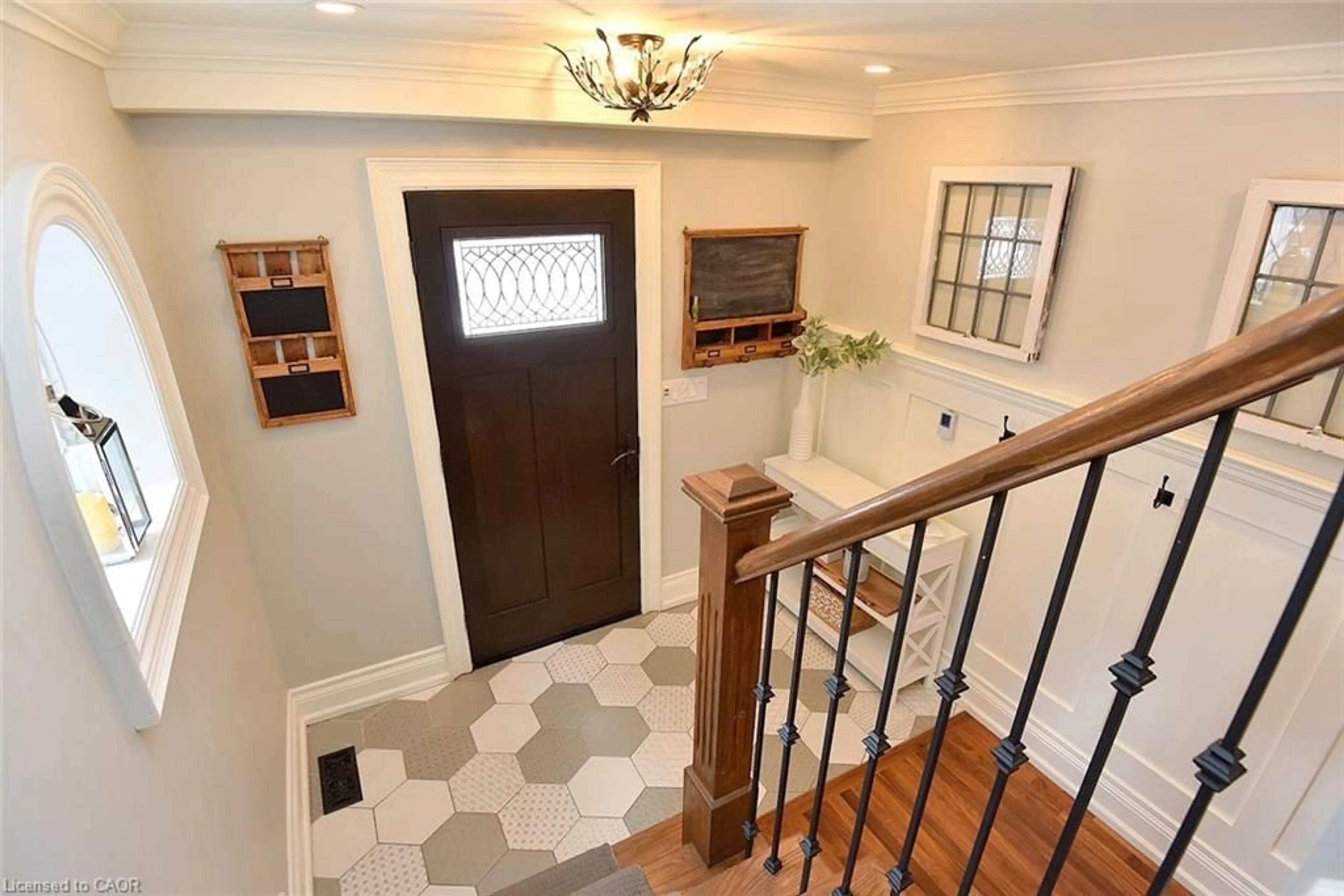 Indoor entryway for 69 London St, Hamilton Ontario L8K 2G4