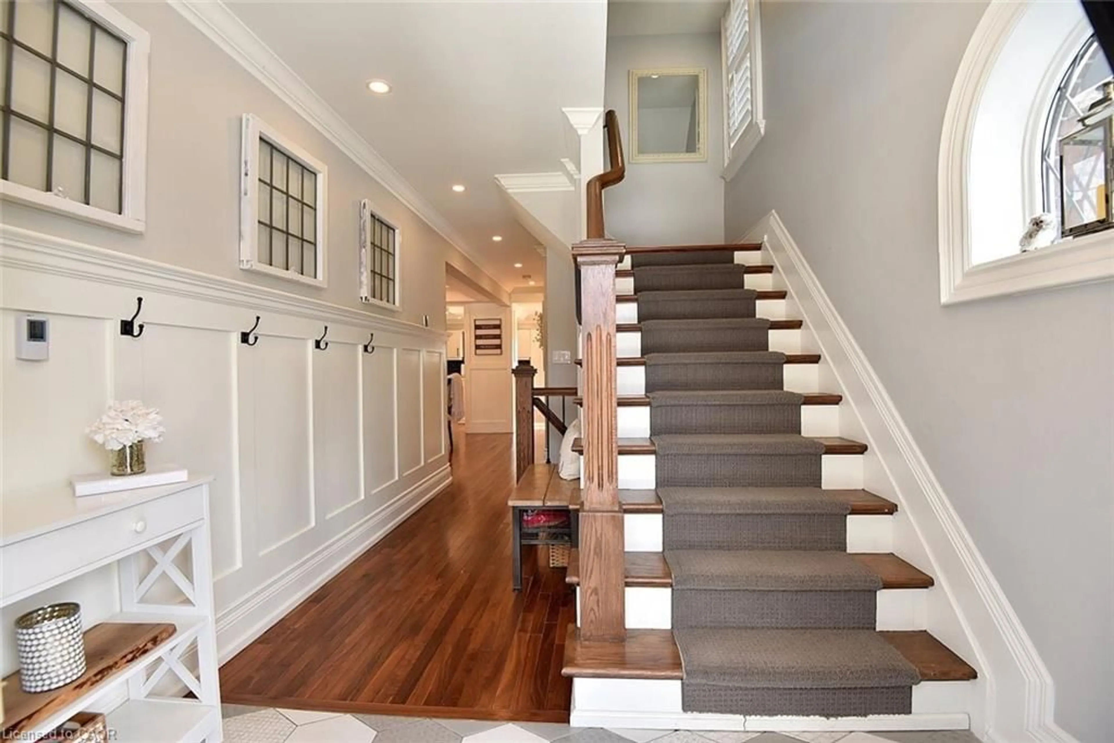 Indoor entryway for 69 London St, Hamilton Ontario L8K 2G4