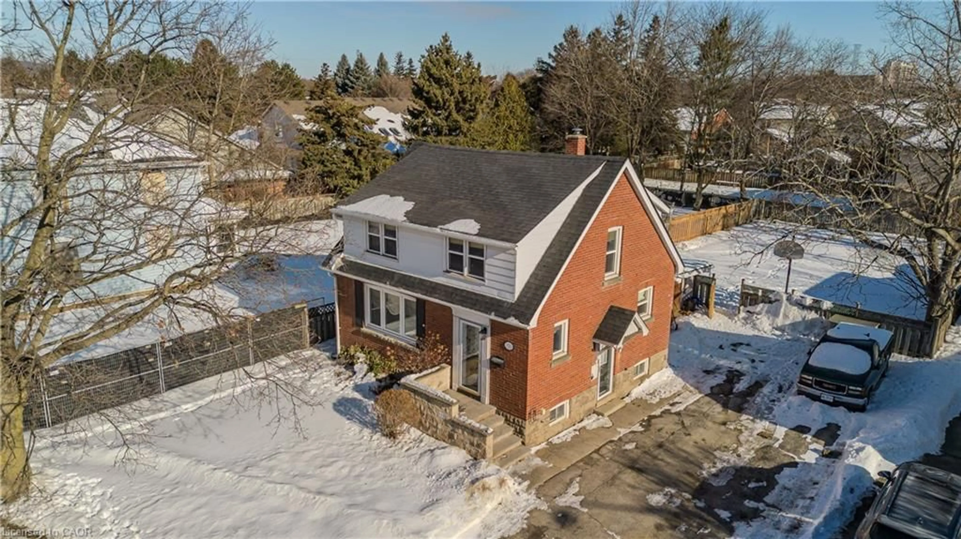 A pic from outside/outdoor area/front of a property/back of a property/a pic from drone, street for 755 Maple Ave, Burlington Ontario L7S 2K1