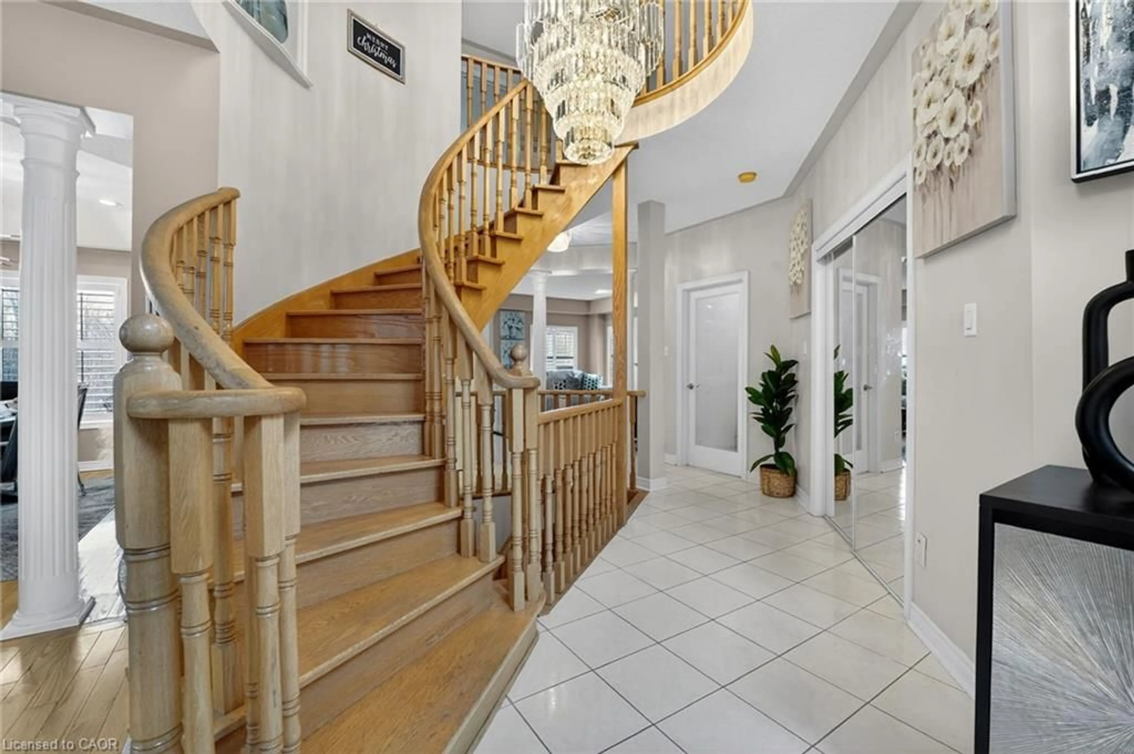 Indoor foyer for 39 Pinebrook Cir, Caledon Ontario L7C 1C4