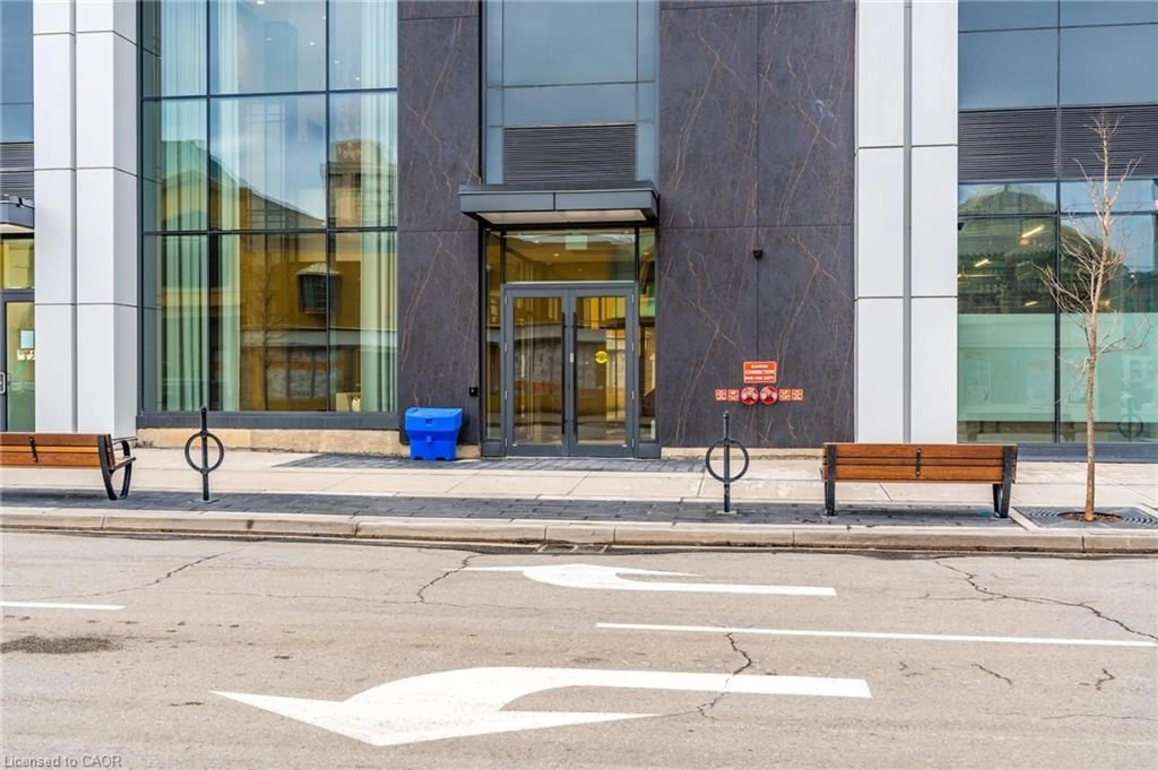 Indoor foyer for 2007 James St #1305, Burlington Ontario L7R 1H2