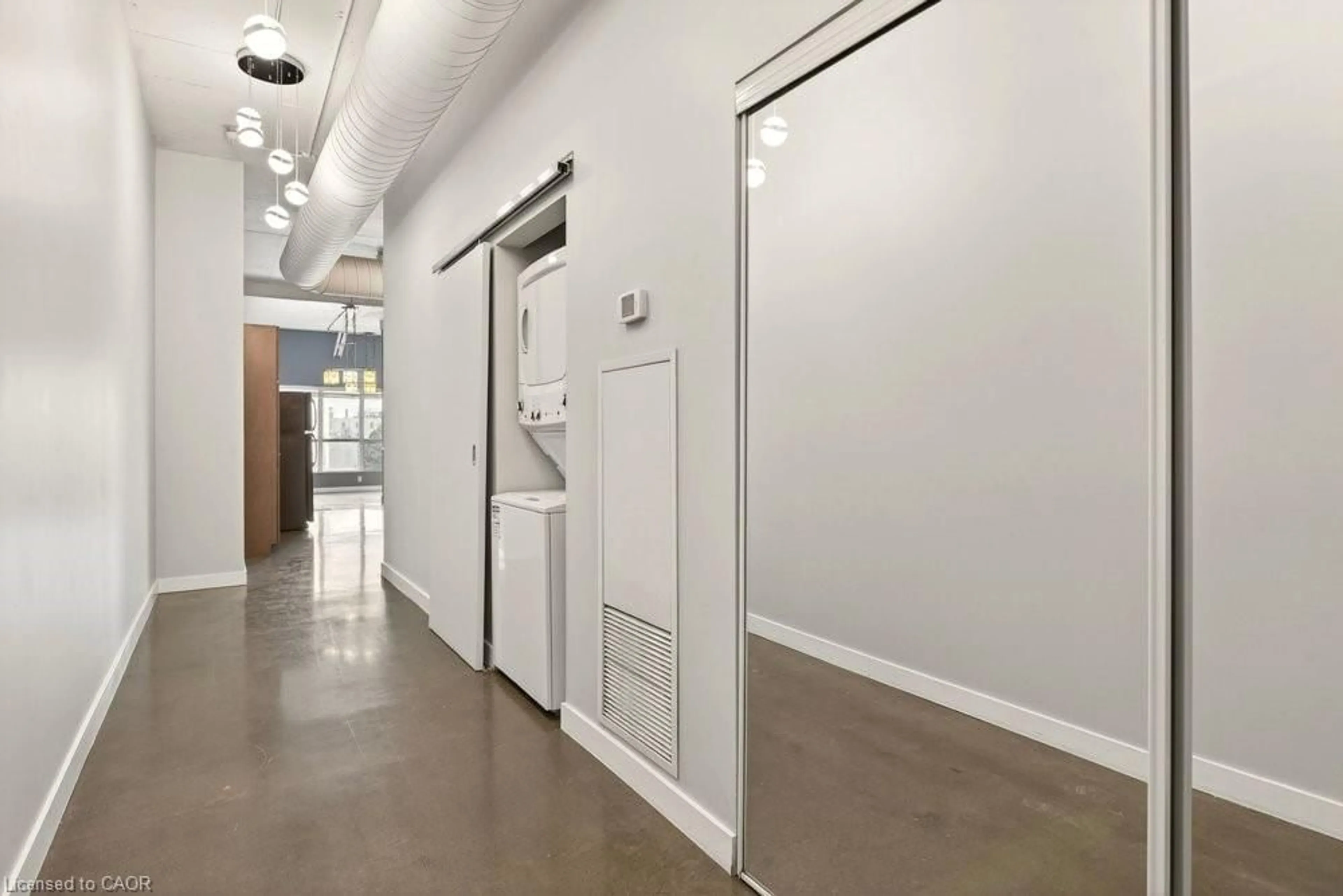 Indoor foyer for 66 Bay St #505, Hamilton Ontario L8P 4Z6