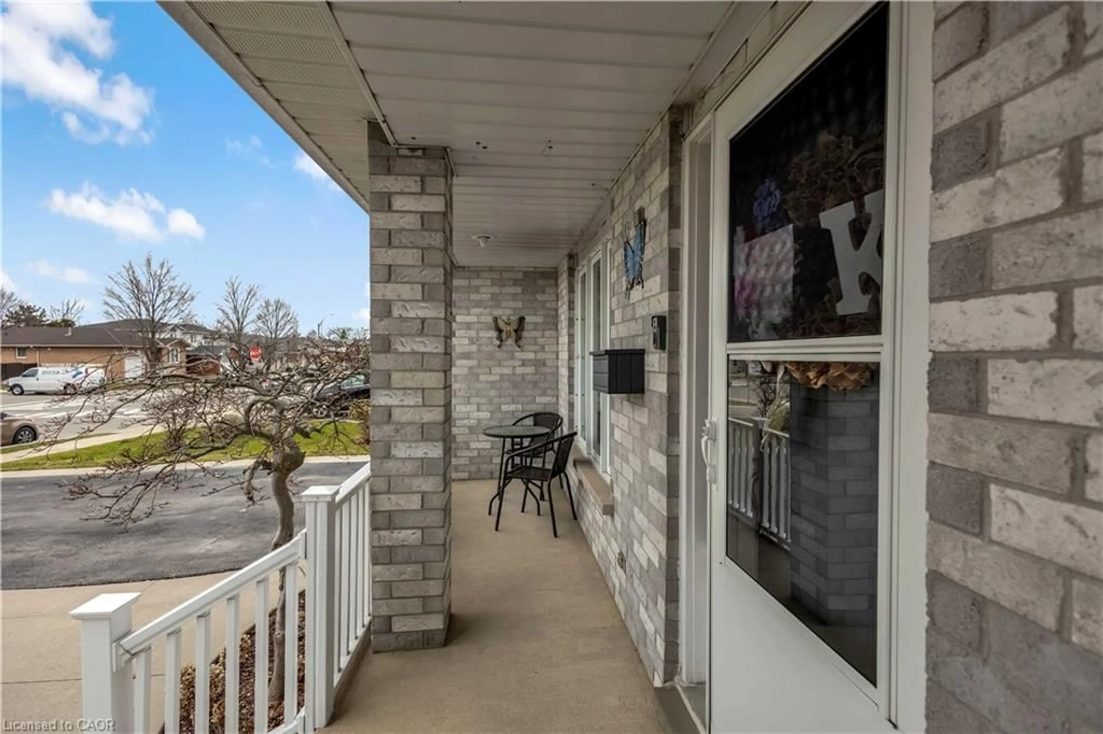 Patio, street for 640 Acadia Dr, Hamilton Ontario L8W 3V1