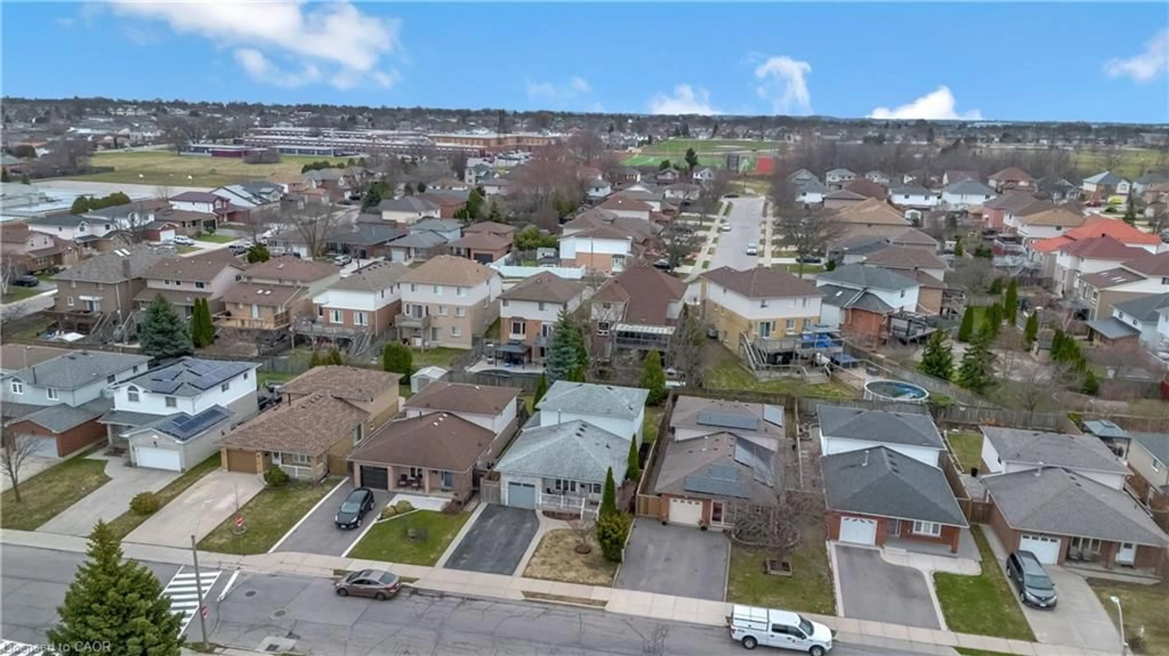 A pic from outside/outdoor area/front of a property/back of a property/a pic from drone, street for 640 Acadia Dr, Hamilton Ontario L8W 3V1