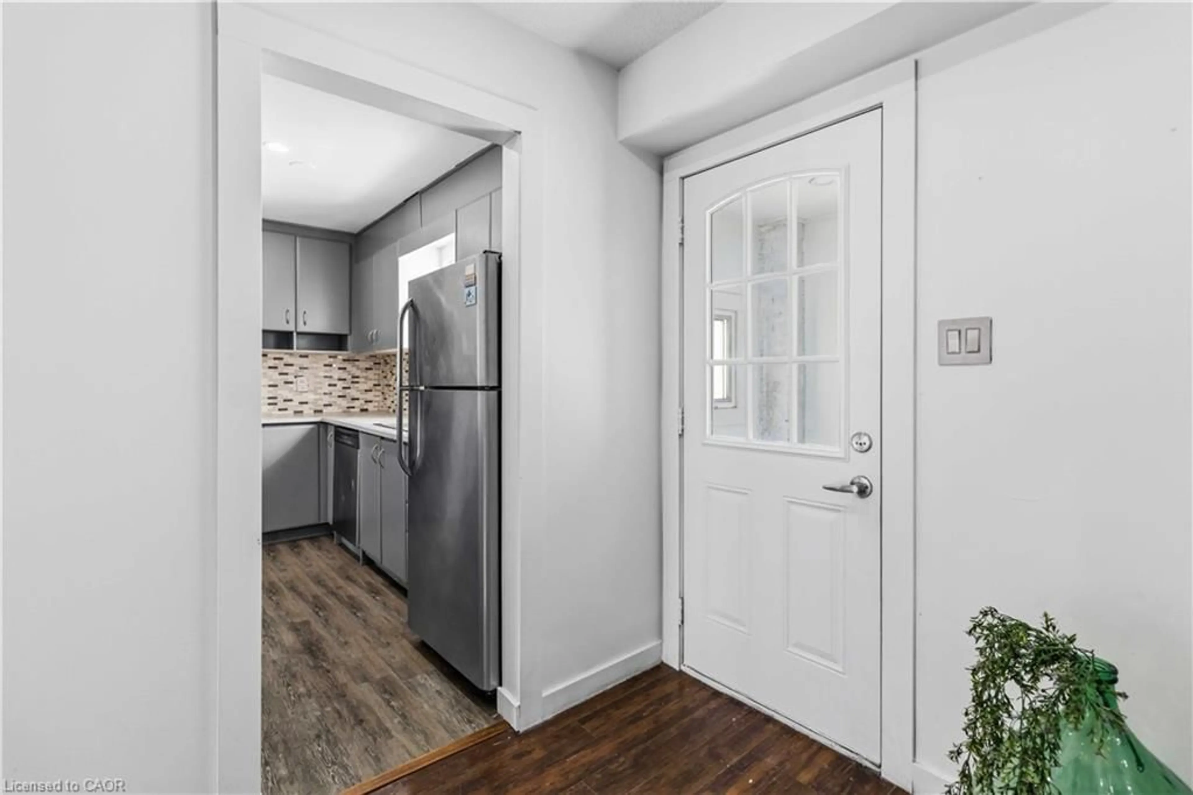 Indoor entryway for 9 Horatio Crt, Brampton Ontario L6X 4X9