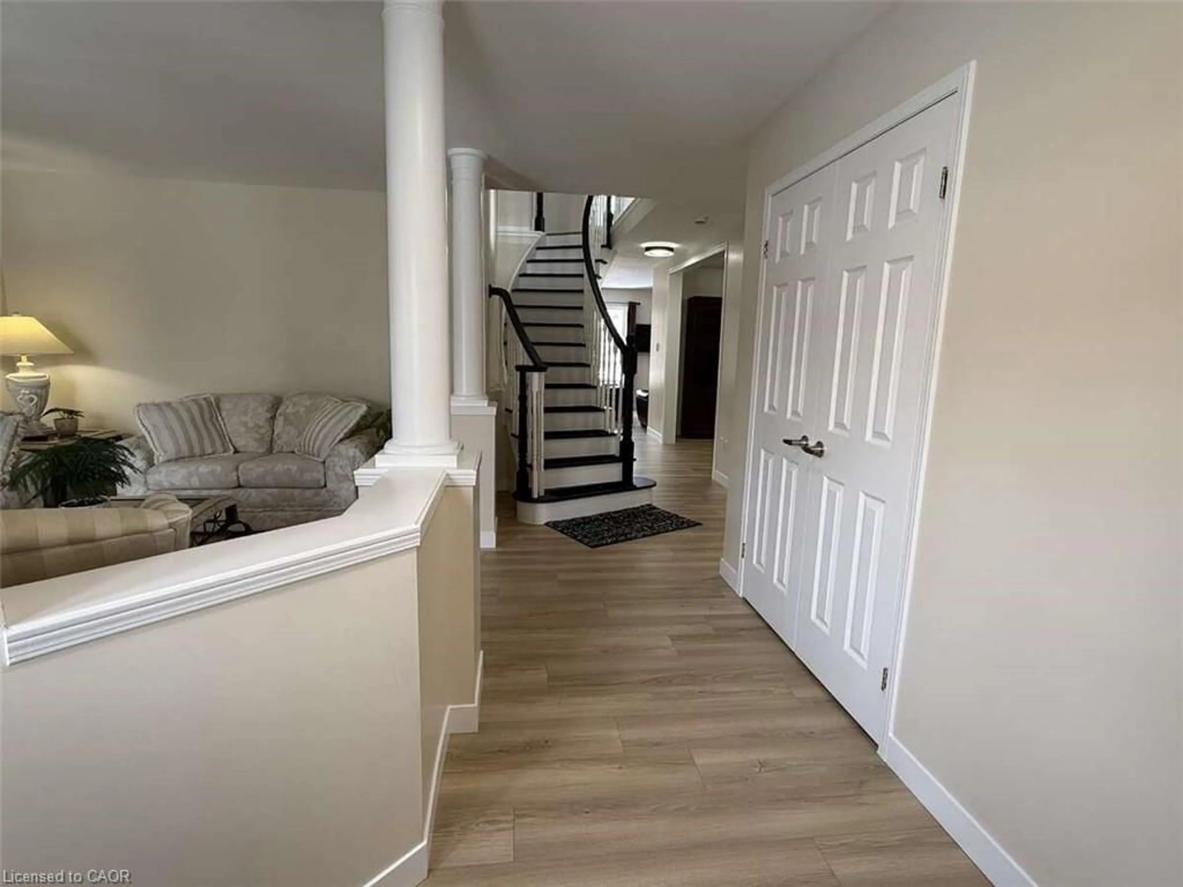Indoor entryway for 156 Lynnette Dr, Hamilton Ontario L9B 2P7