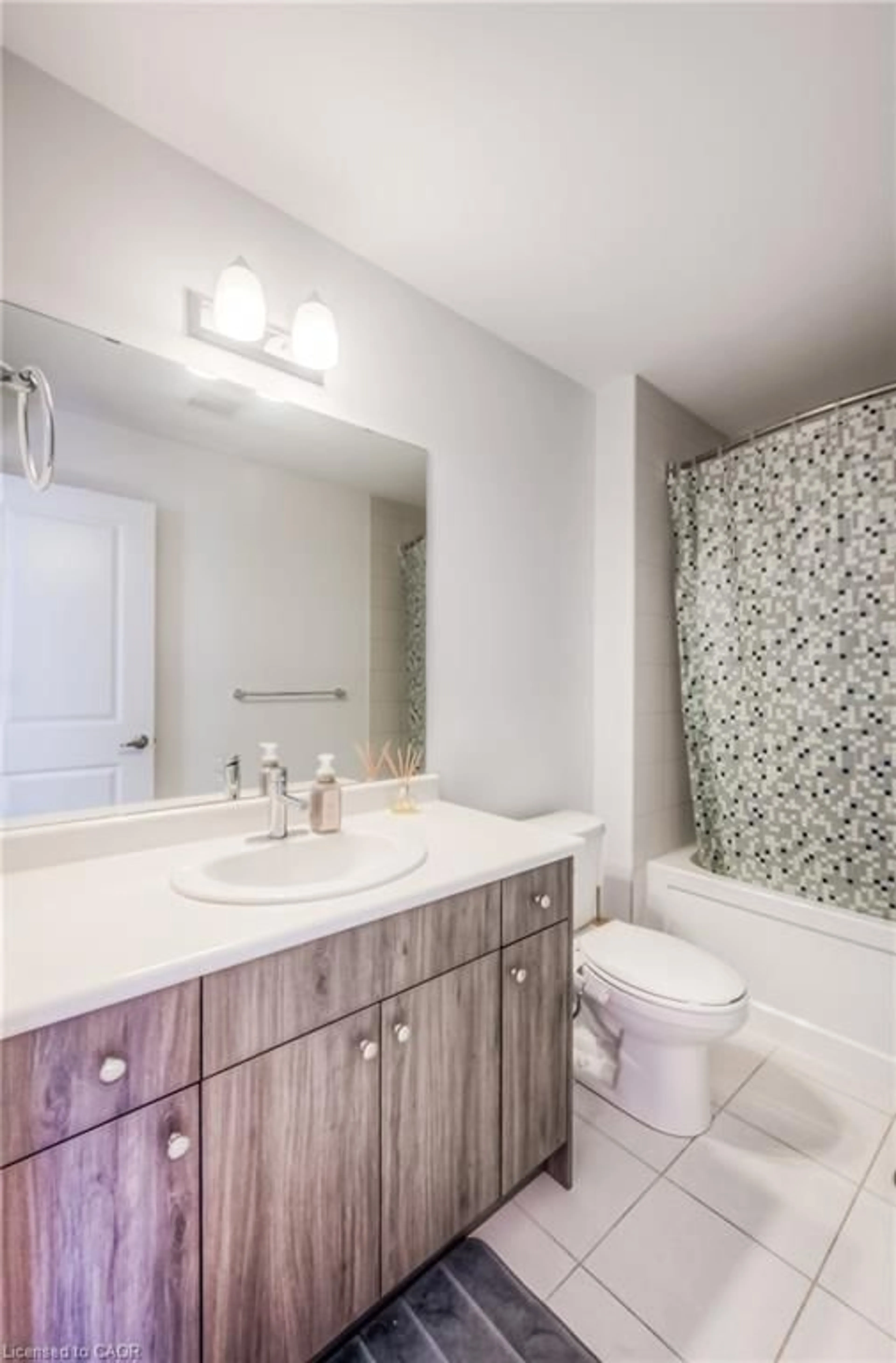 Standard bathroom, unknown for 19 Baker Lane, Paris Ontario N3L 0K3