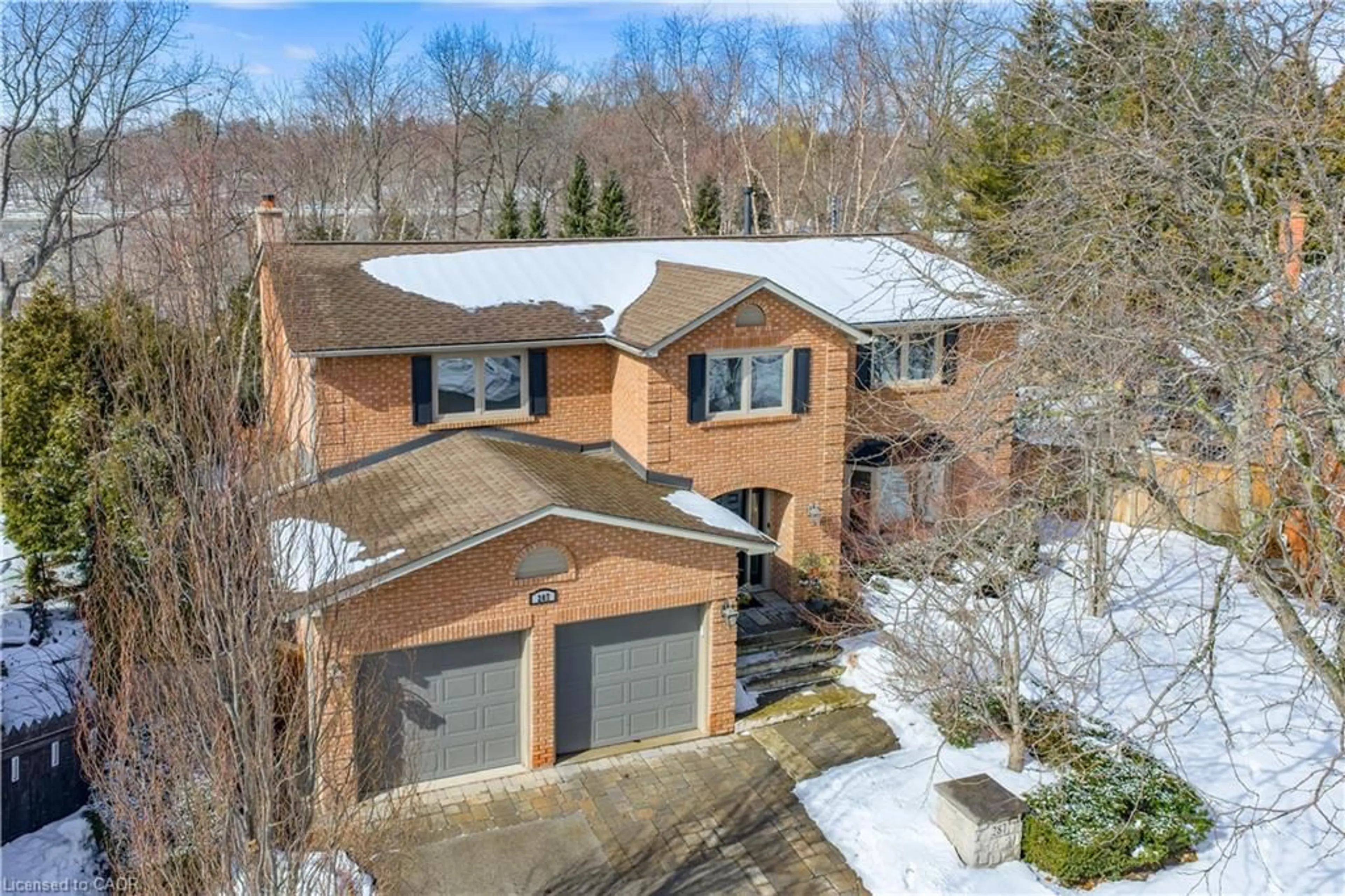 A pic from outside/outdoor area/front of a property/back of a property/a pic from drone, street for 287 Royal Albert Crt, Oakville Ontario L6H 3A7