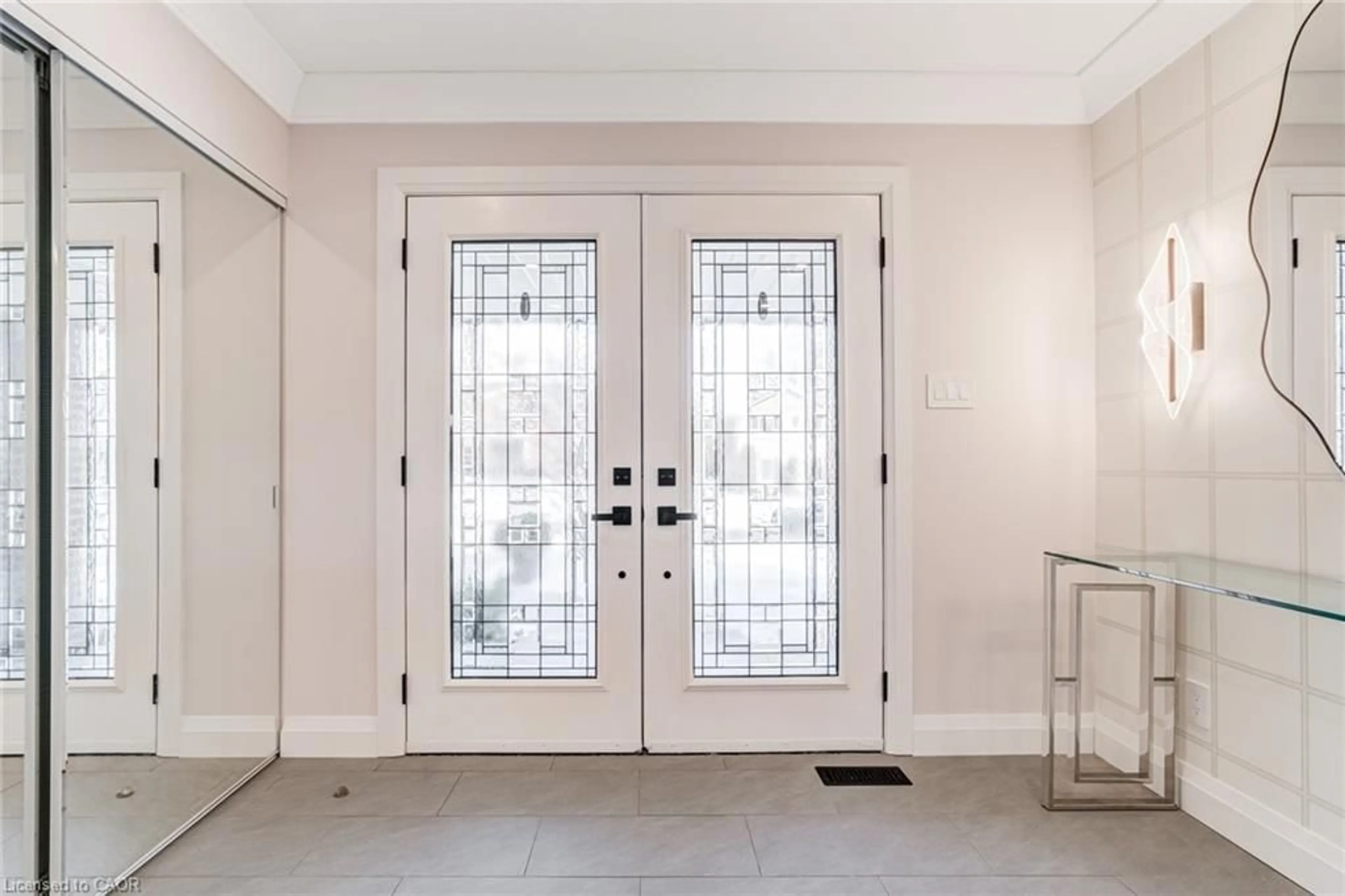Indoor entryway for 1320 Monmouth Dr, Burlington Ontario L7P 3J6