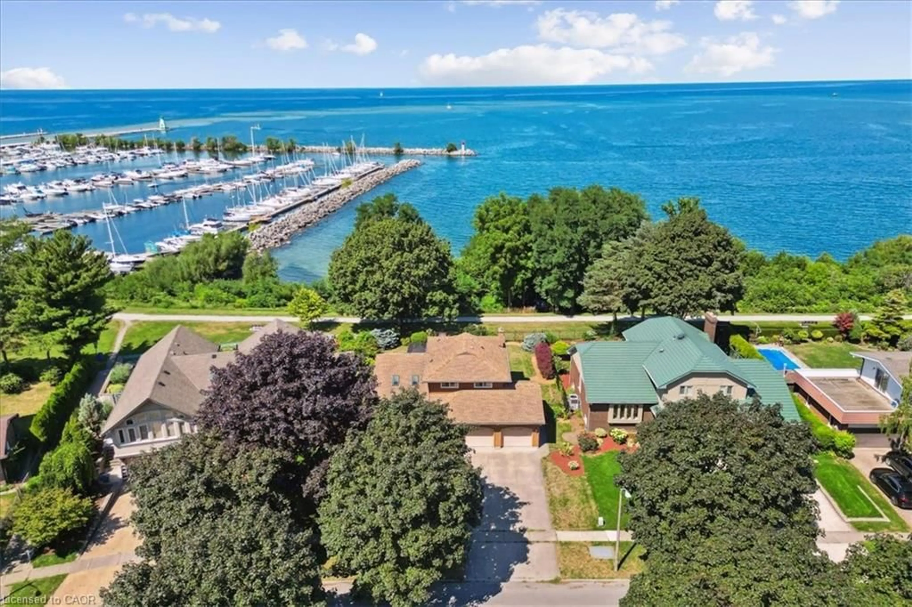 A pic from outside/outdoor area/front of a property/back of a property/a pic from drone, water/lake/river/ocean view for 93 Westgate Park Dr, St. Catharines Ontario L2N 5X1