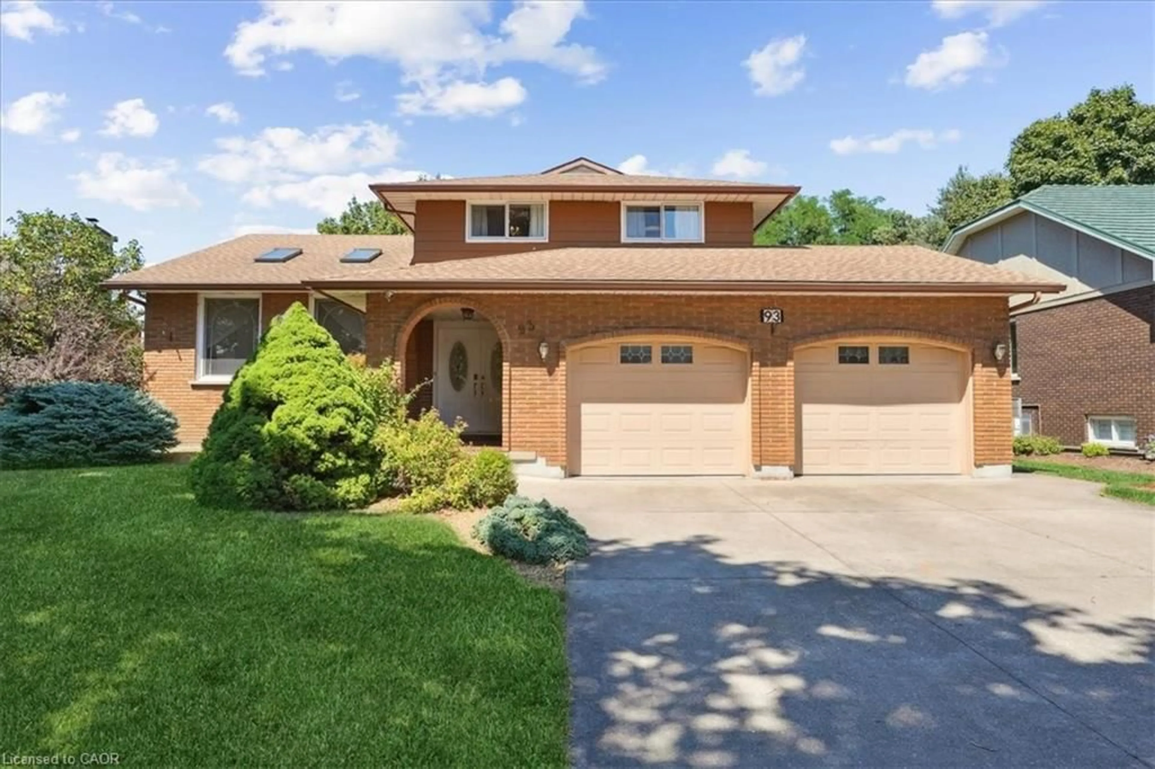 Home with brick exterior material, street for 93 Westgate Park Dr, St. Catharines Ontario L2N 5X1