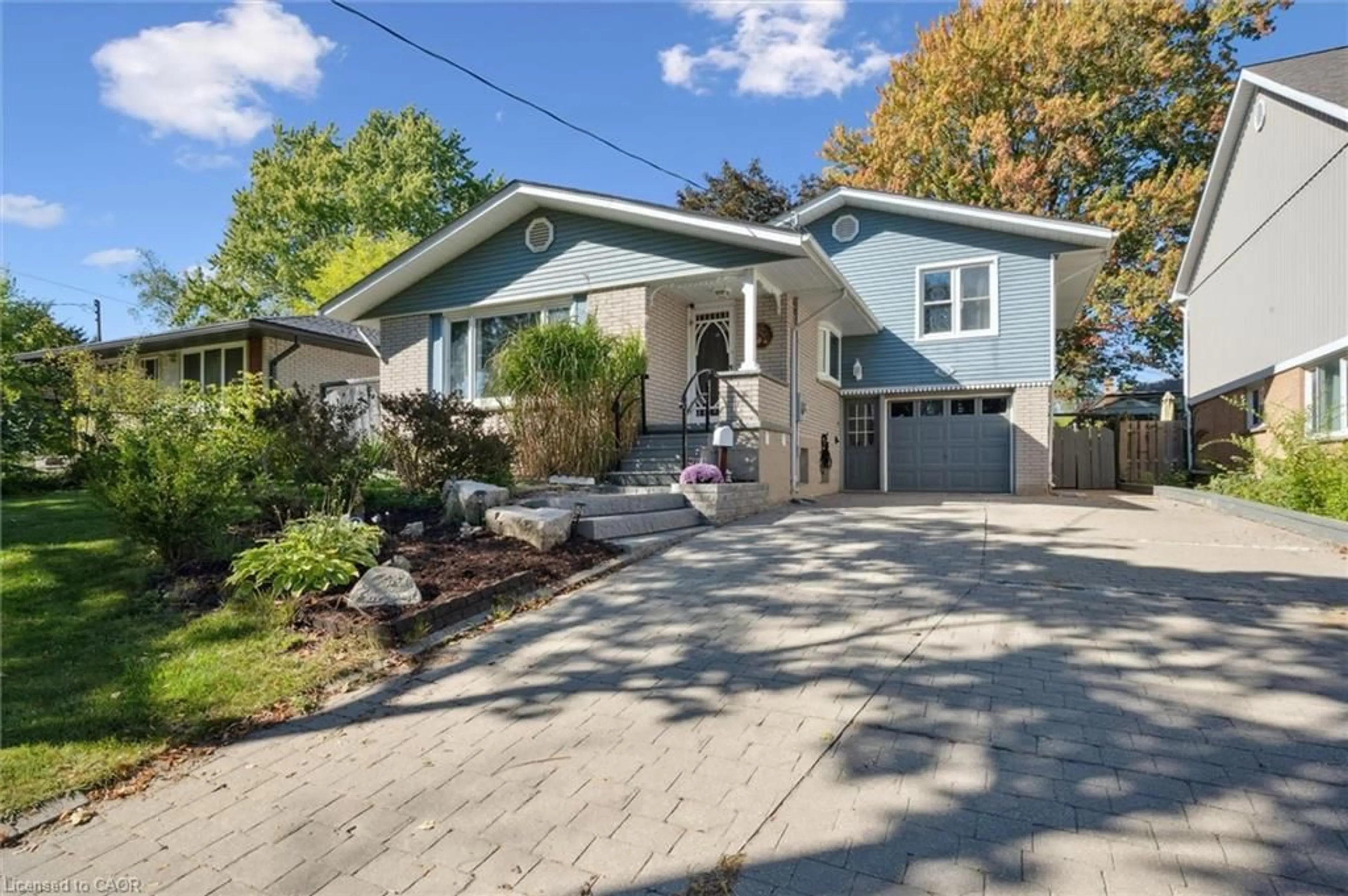 Home with vinyl exterior material, street for 115 Sweetbriar Dr, Kitchener Ontario N2M 4S8