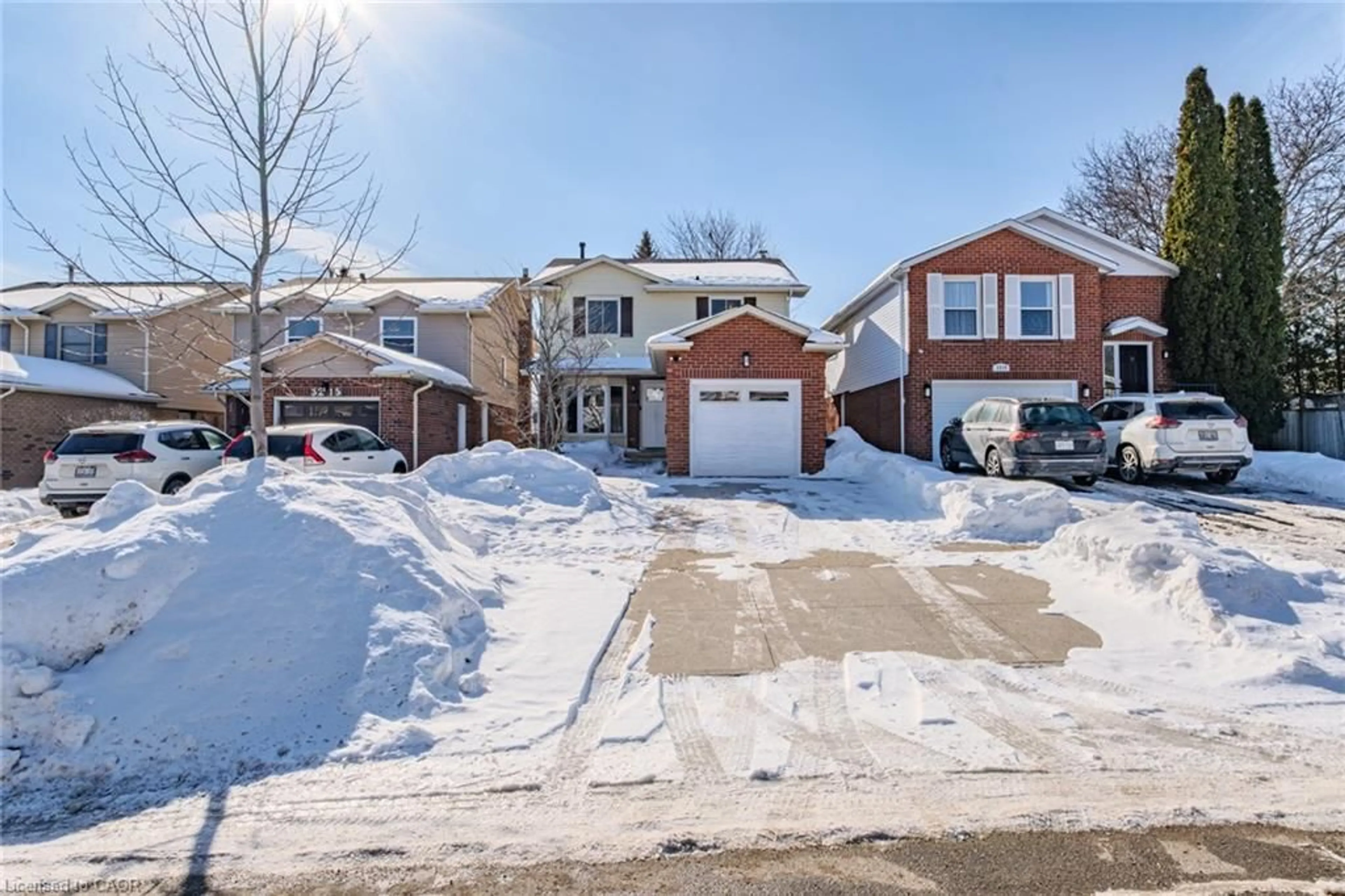 A pic from outside/outdoor area/front of a property/back of a property/a pic from drone, street for 3217 Twin Oaks Cres, Burlington Ontario L7M 3A8