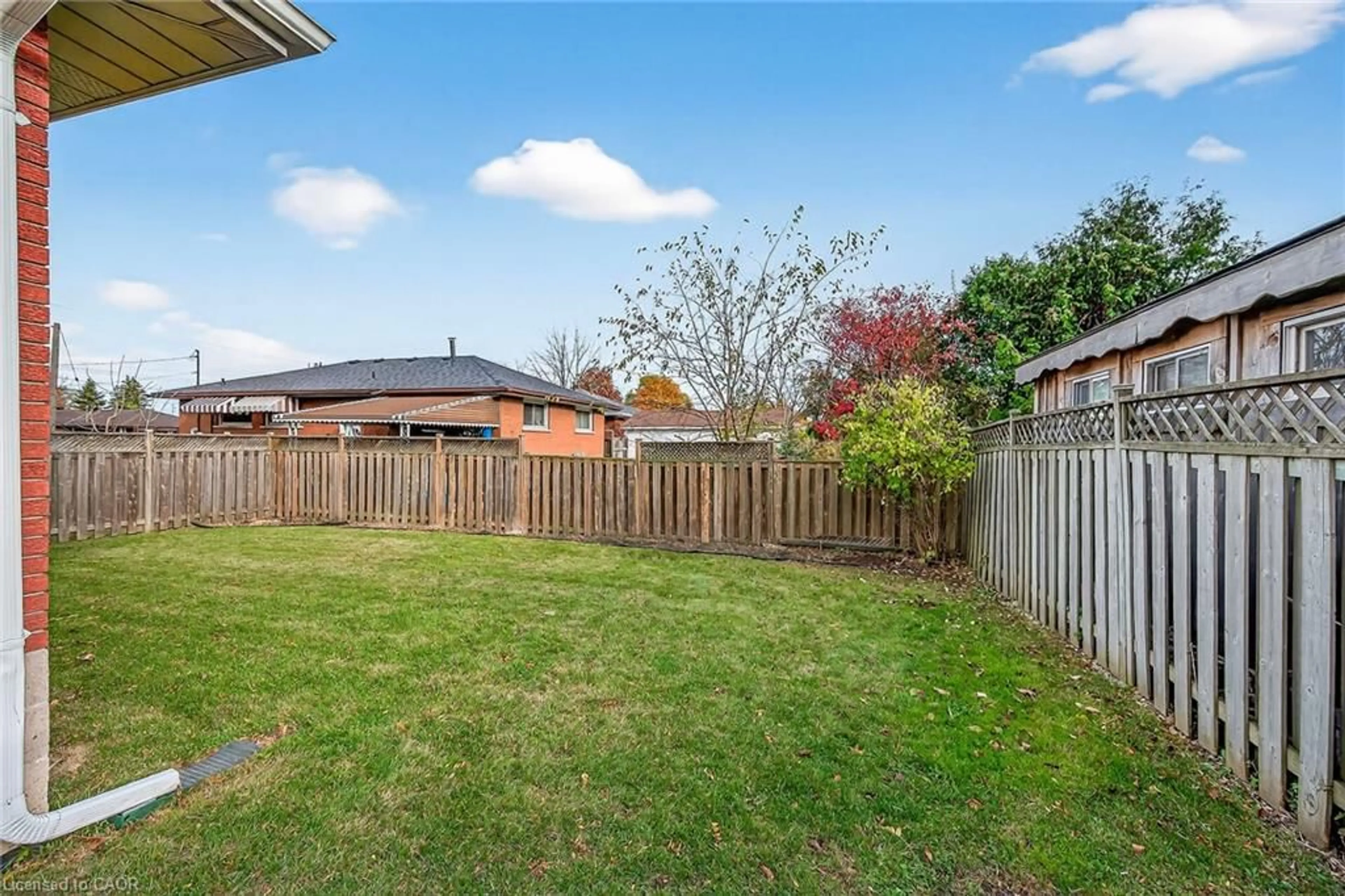 A pic from outside/outdoor area/front of a property/back of a property/a pic from drone, street for 5 Mountbatten Dr, Hamilton Ontario L9C 3V2