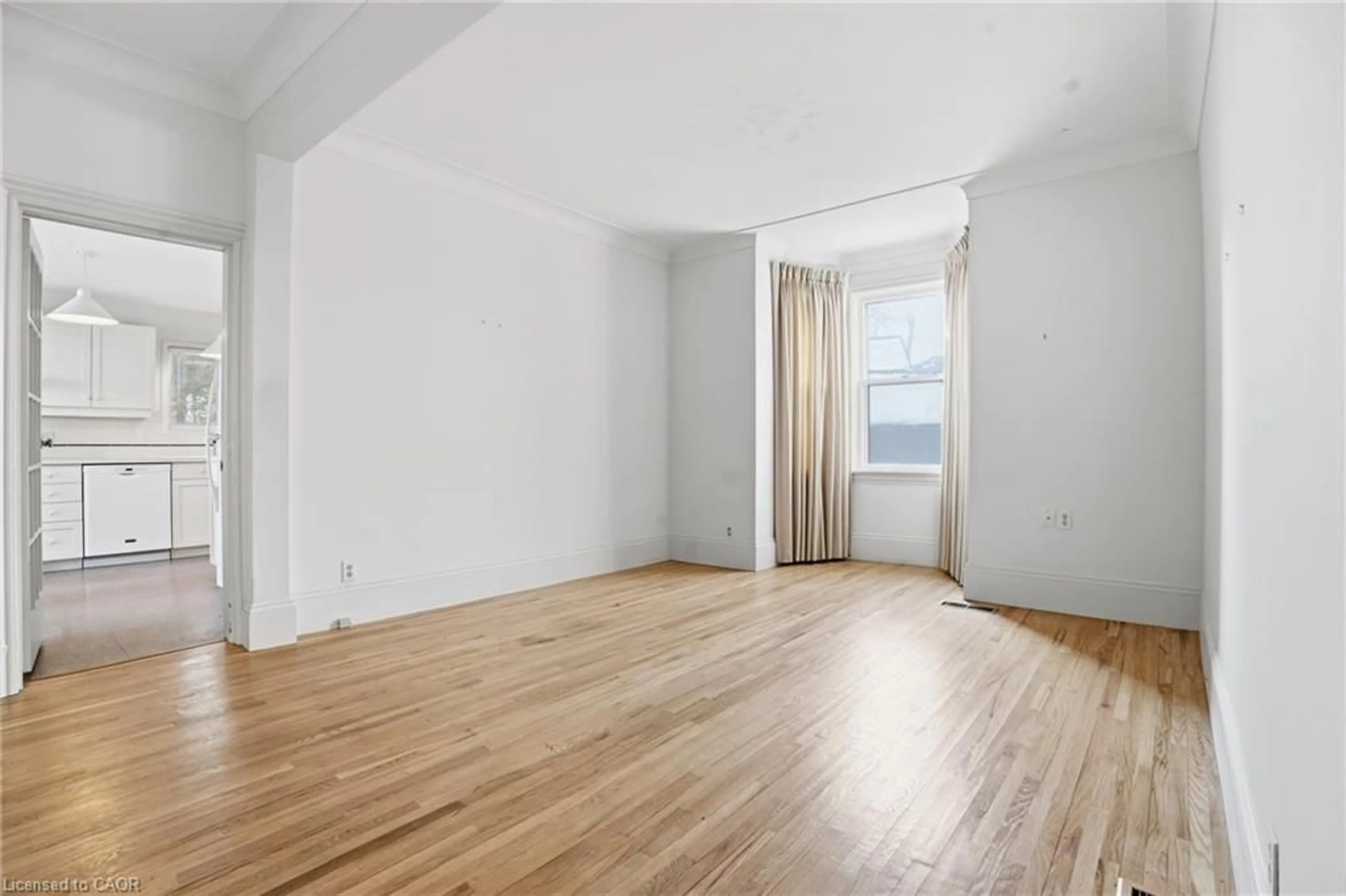 A pic of a room for 60 Park St, Dundas Ontario L9H 1X2