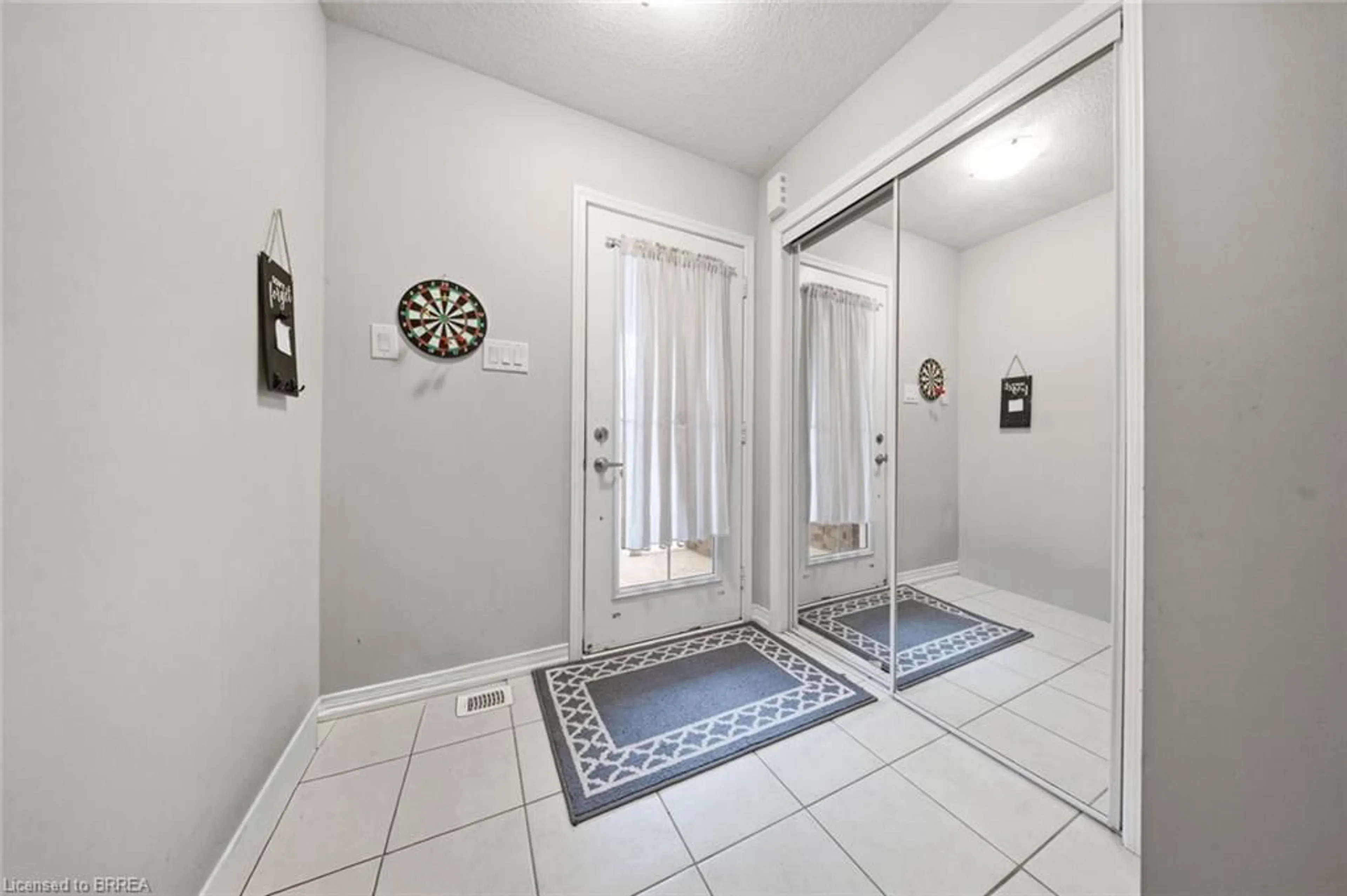 Indoor entryway for 126 Munro Cir, Brantford Ontario N3T 0R4