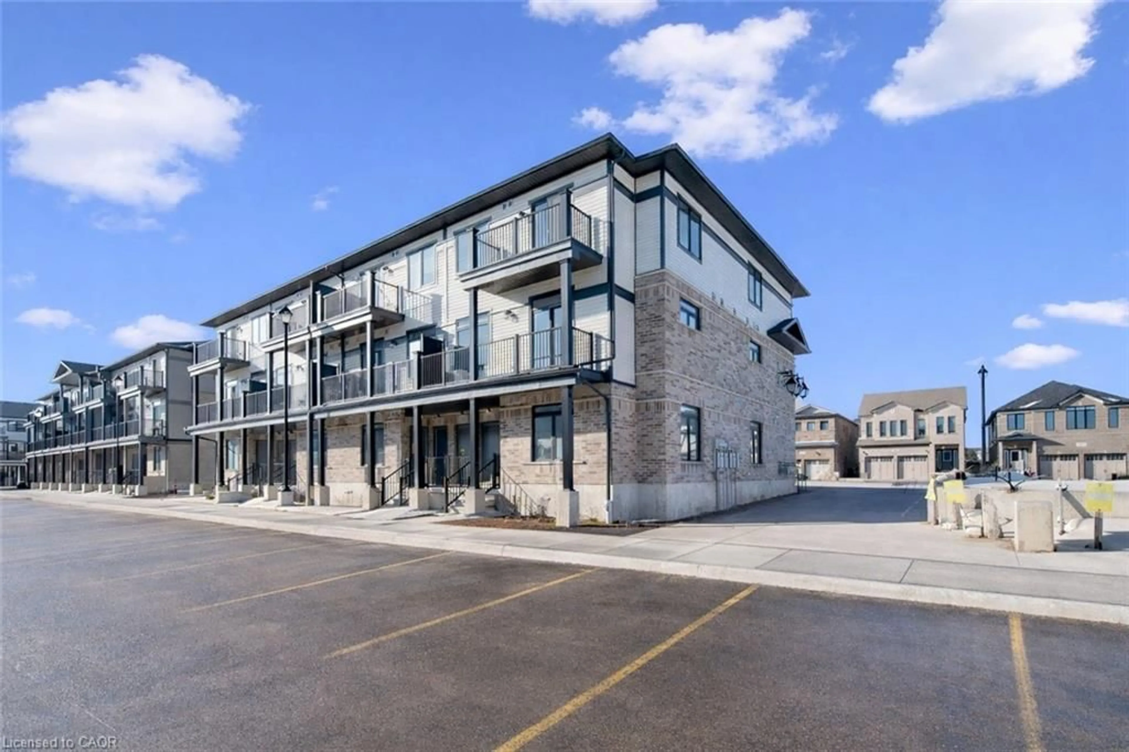 Patio, building for 51 Lomond Lane, Kitchener Ontario N2R 0T6