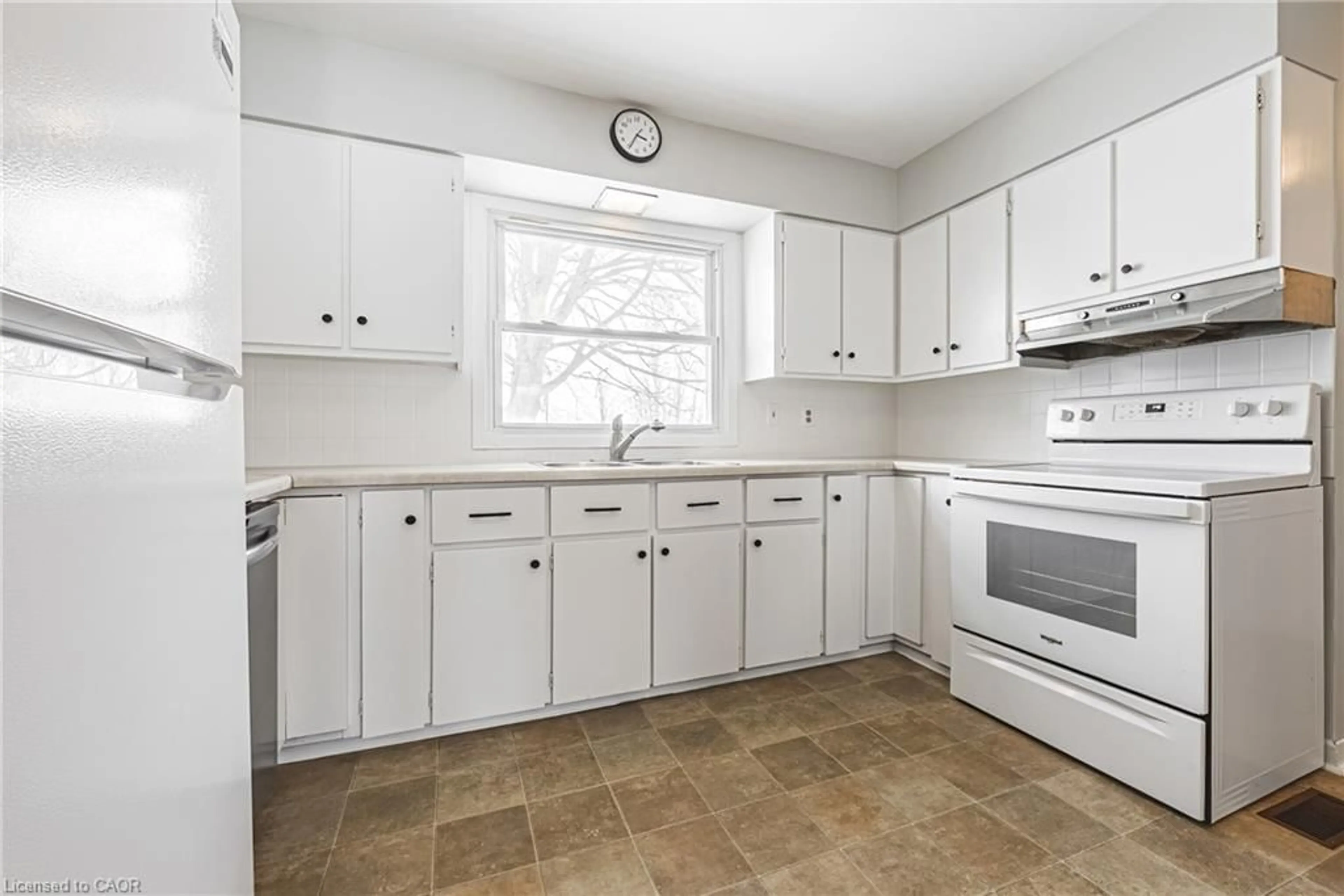 Standard kitchen, ceramic/tile floor for 646 Alder St, Haldimand Ontario N1A 1S5