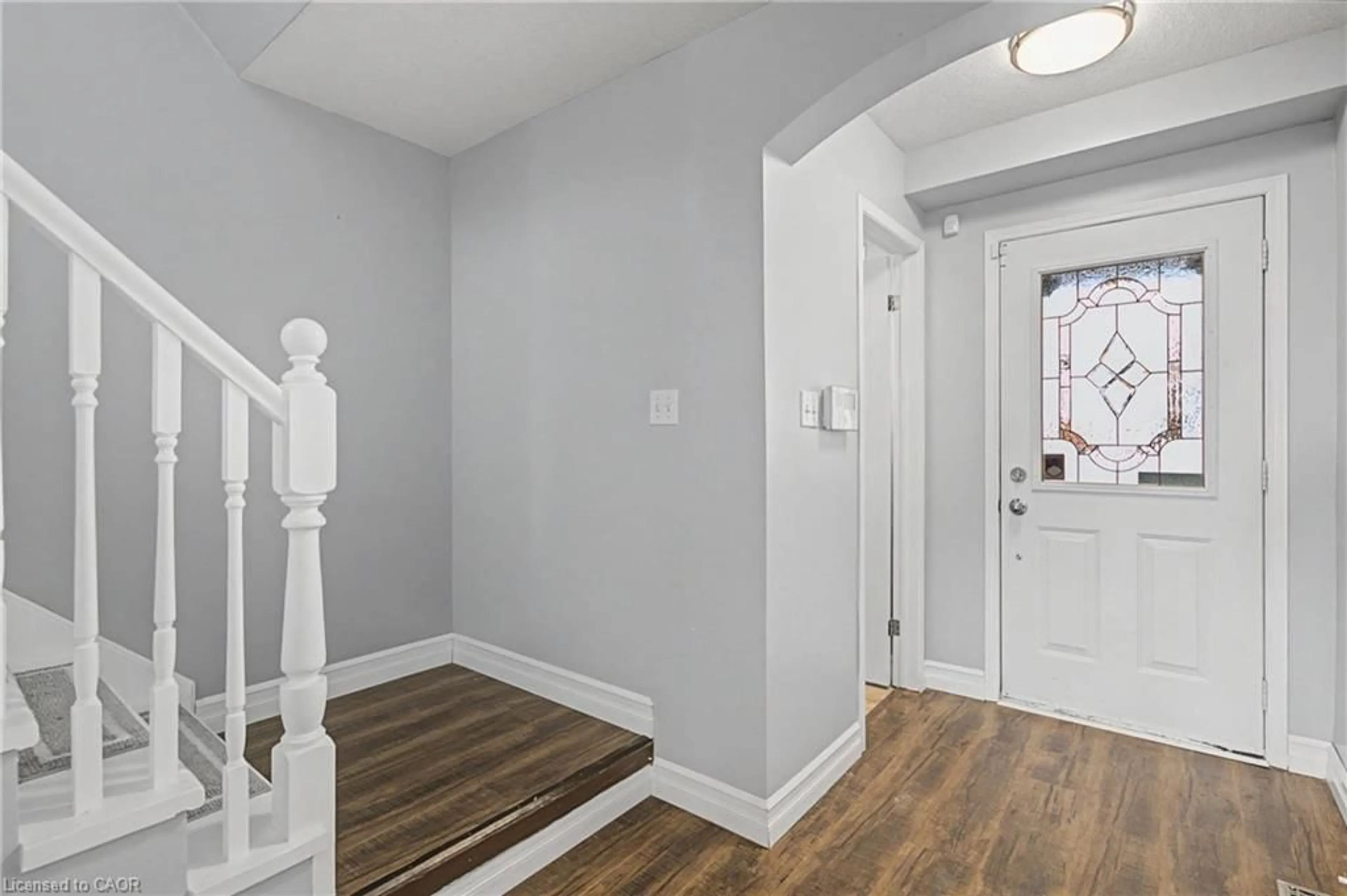 Indoor entryway for 919 Veronica Crt, Kitchener Ontario N2A 4G4