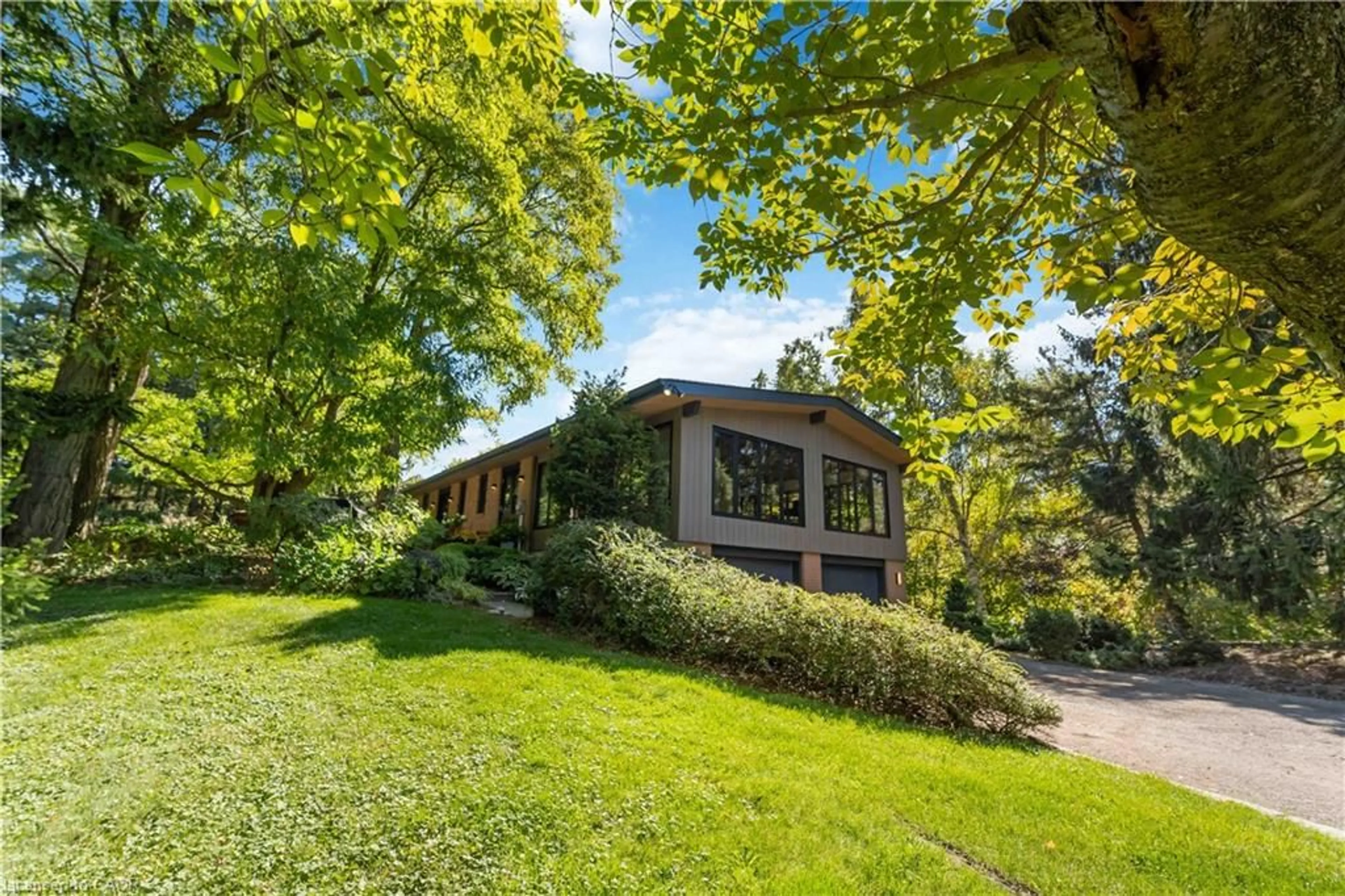 A pic from outside/outdoor area/front of a property/back of a property/a pic from drone, unknown for 154 Middletown Rd, Dundas Ontario L9H 5E1