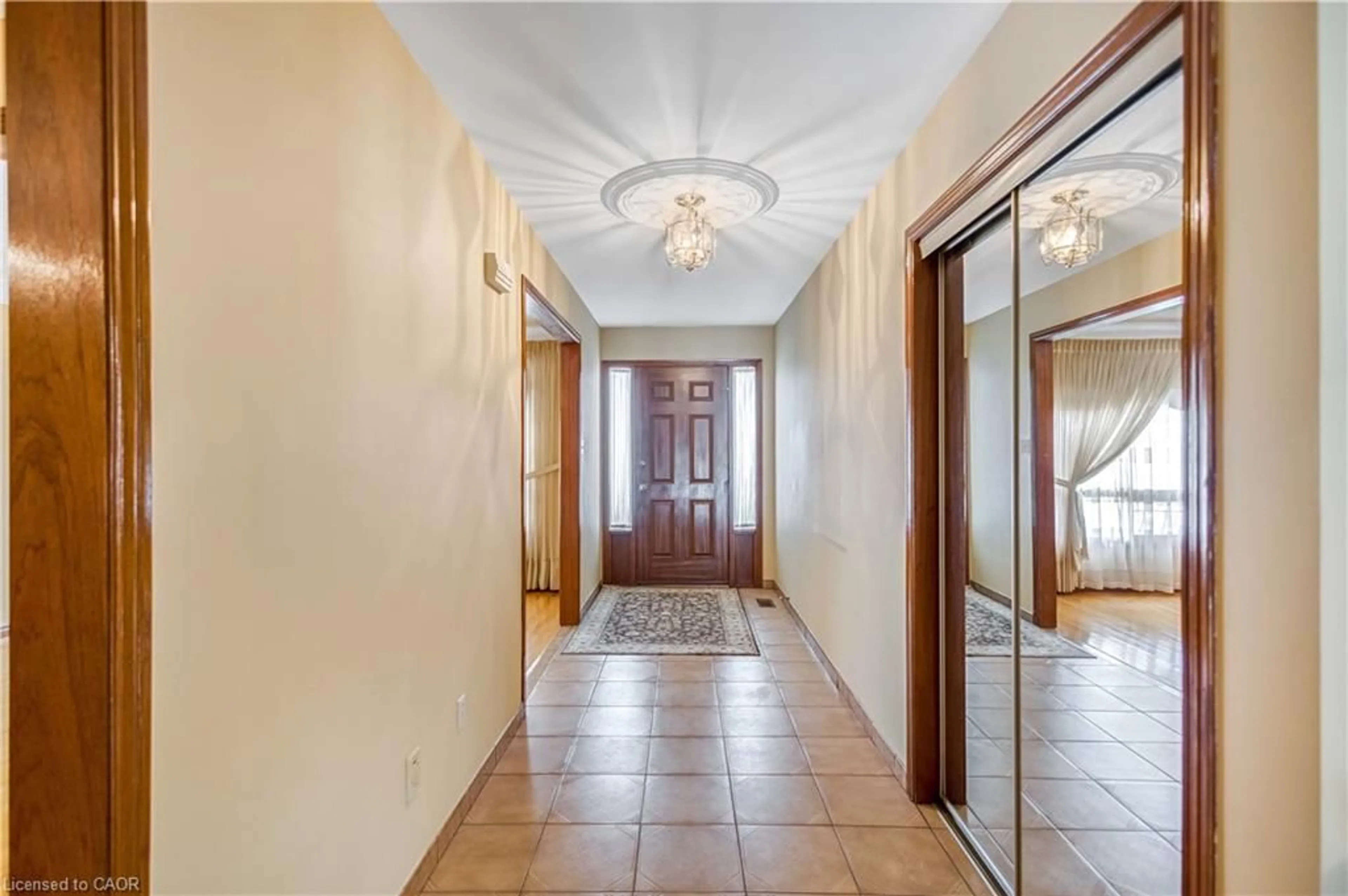 Indoor foyer for 52 Hearthside Cres, Stoney Creek Ontario L8E 4L6