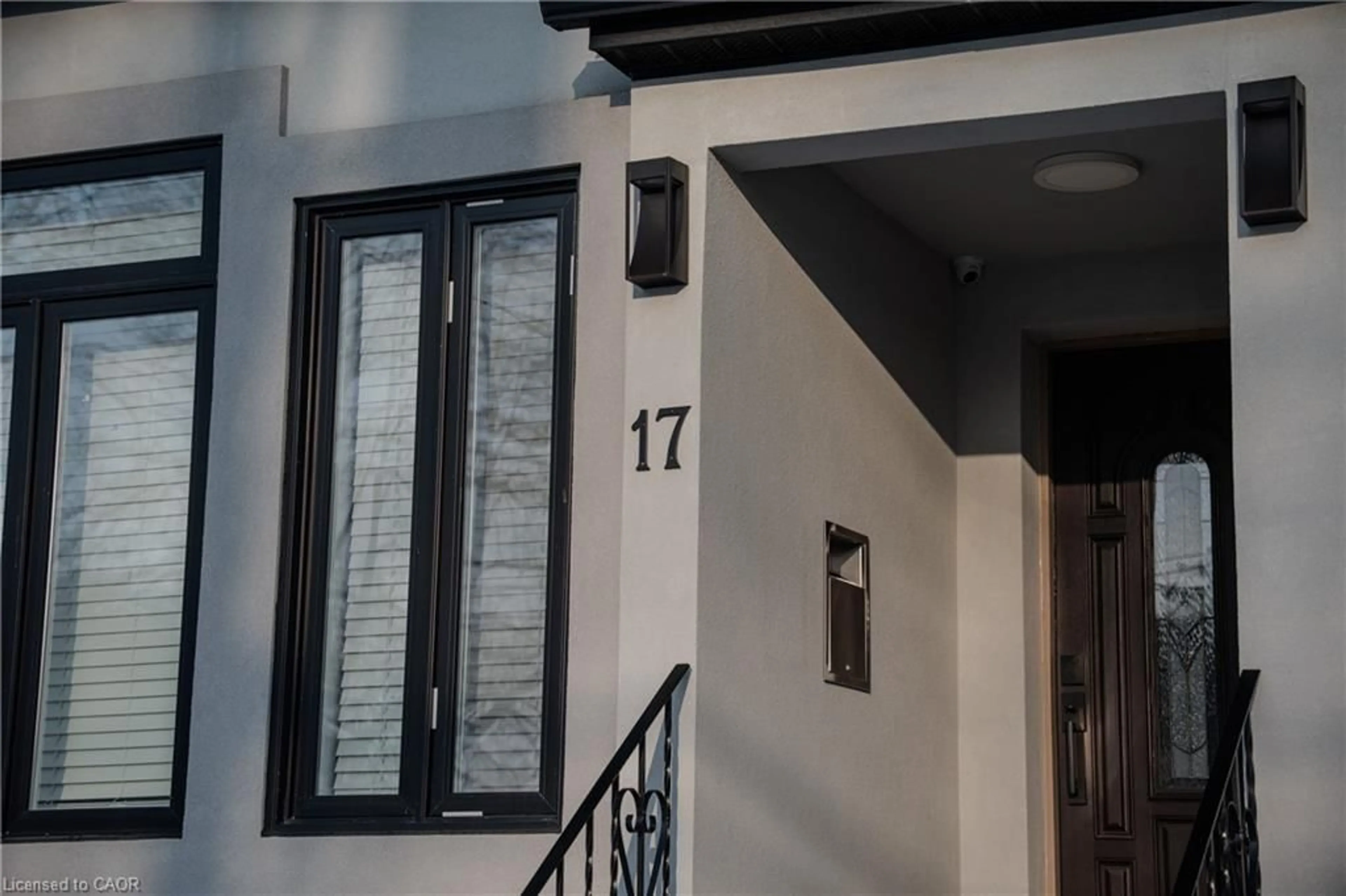 Indoor foyer for 17 Haddington St, Cambridge Ontario N1R 3P8