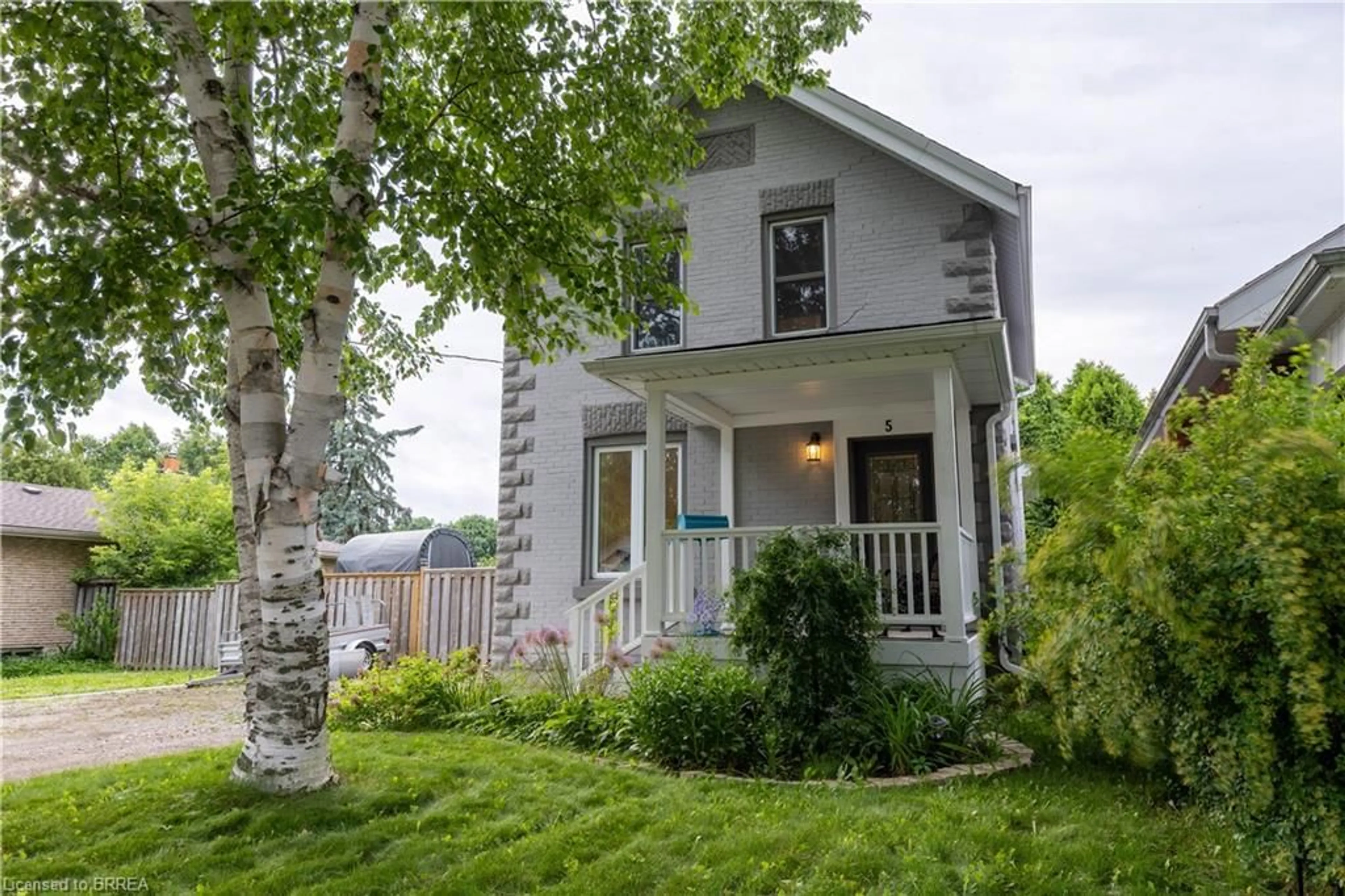 Home with vinyl exterior material, street for 5 Wellington St, Paris Ontario N3L 1S3