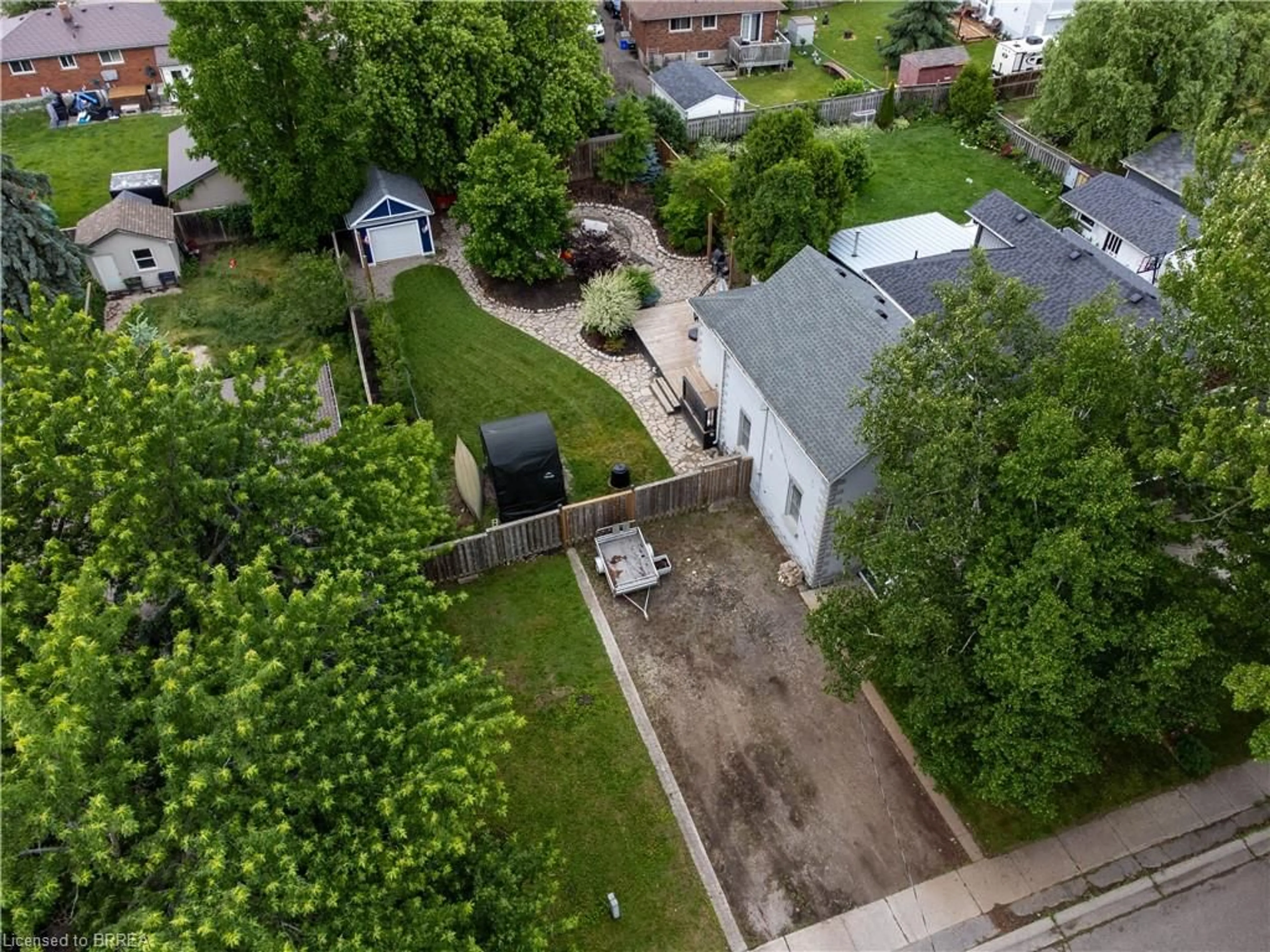 A pic from outside/outdoor area/front of a property/back of a property/a pic from drone, street for 5 Wellington St, Paris Ontario N3L 1S3