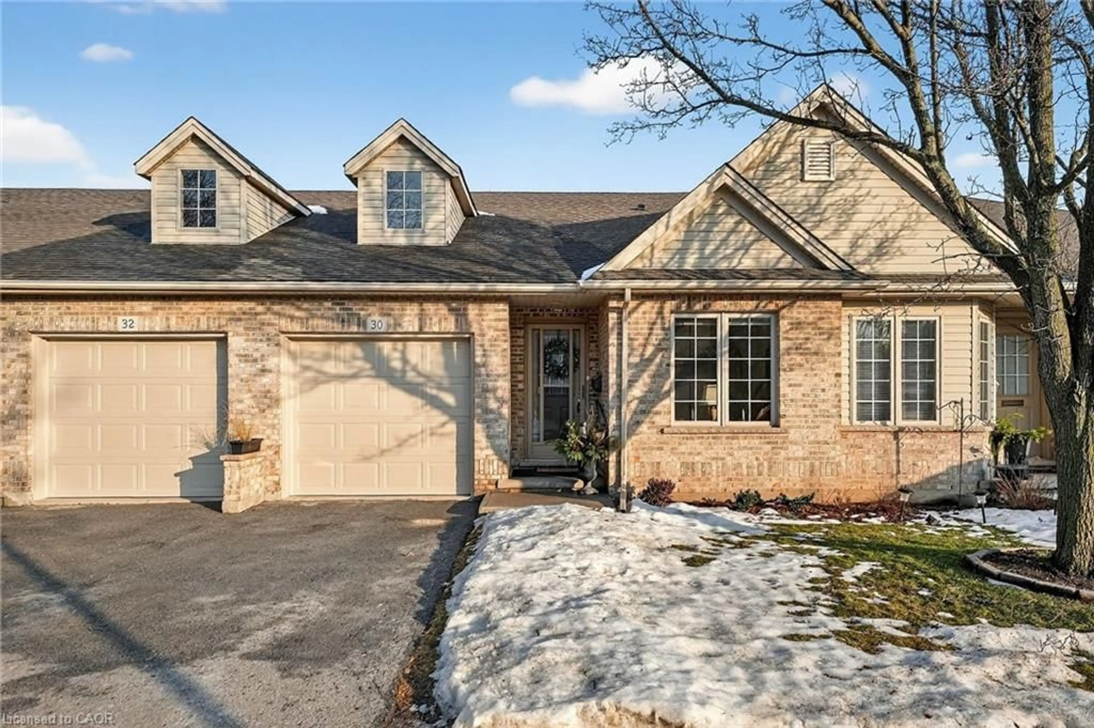 Home with brick exterior material, street for 303 Central Ave #30, Grimsby Ontario L3M 5L7