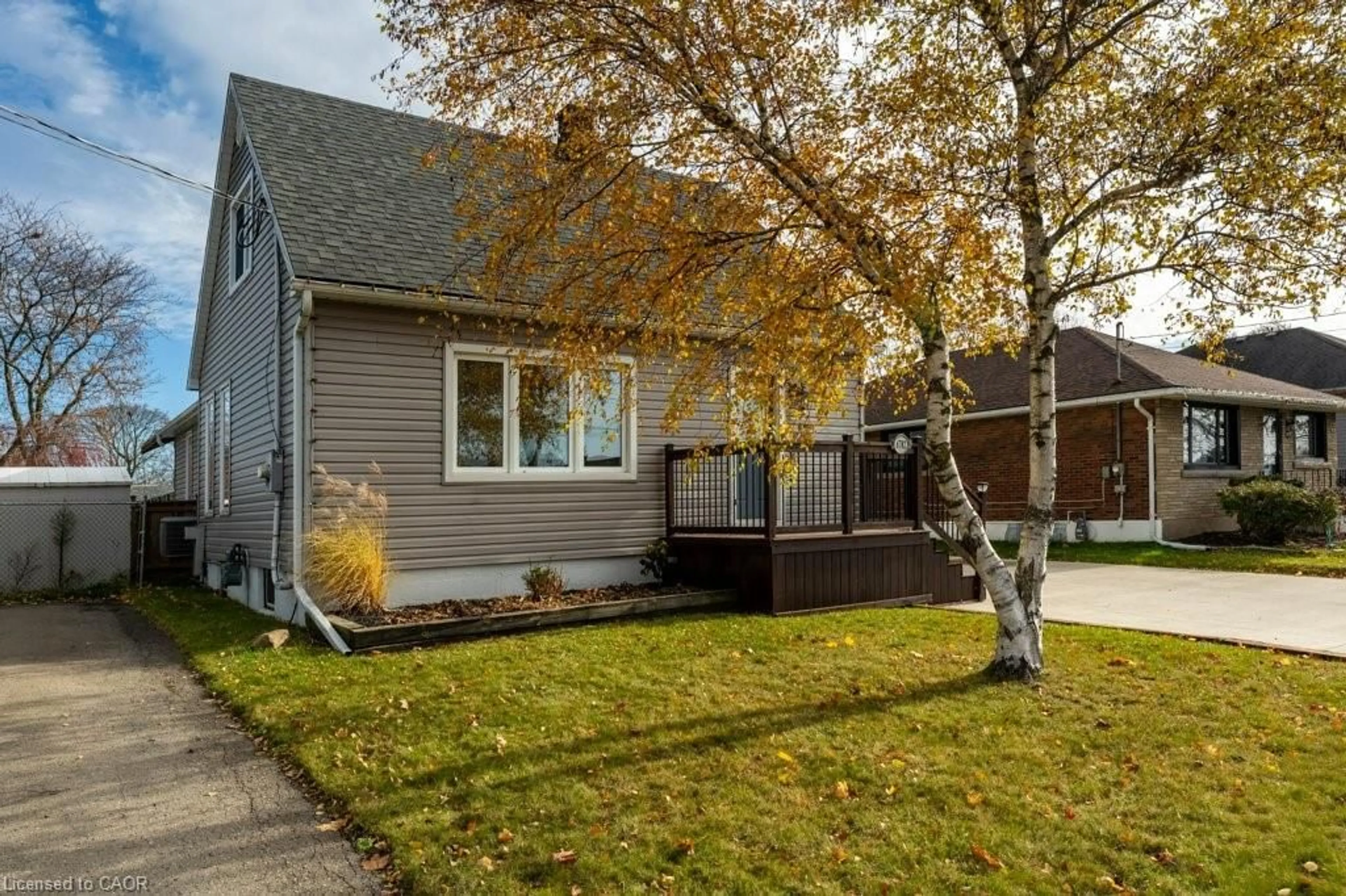 Home with vinyl exterior material, street for 6782 Dorchester Rd, Niagara Falls Ontario L2G 5T9