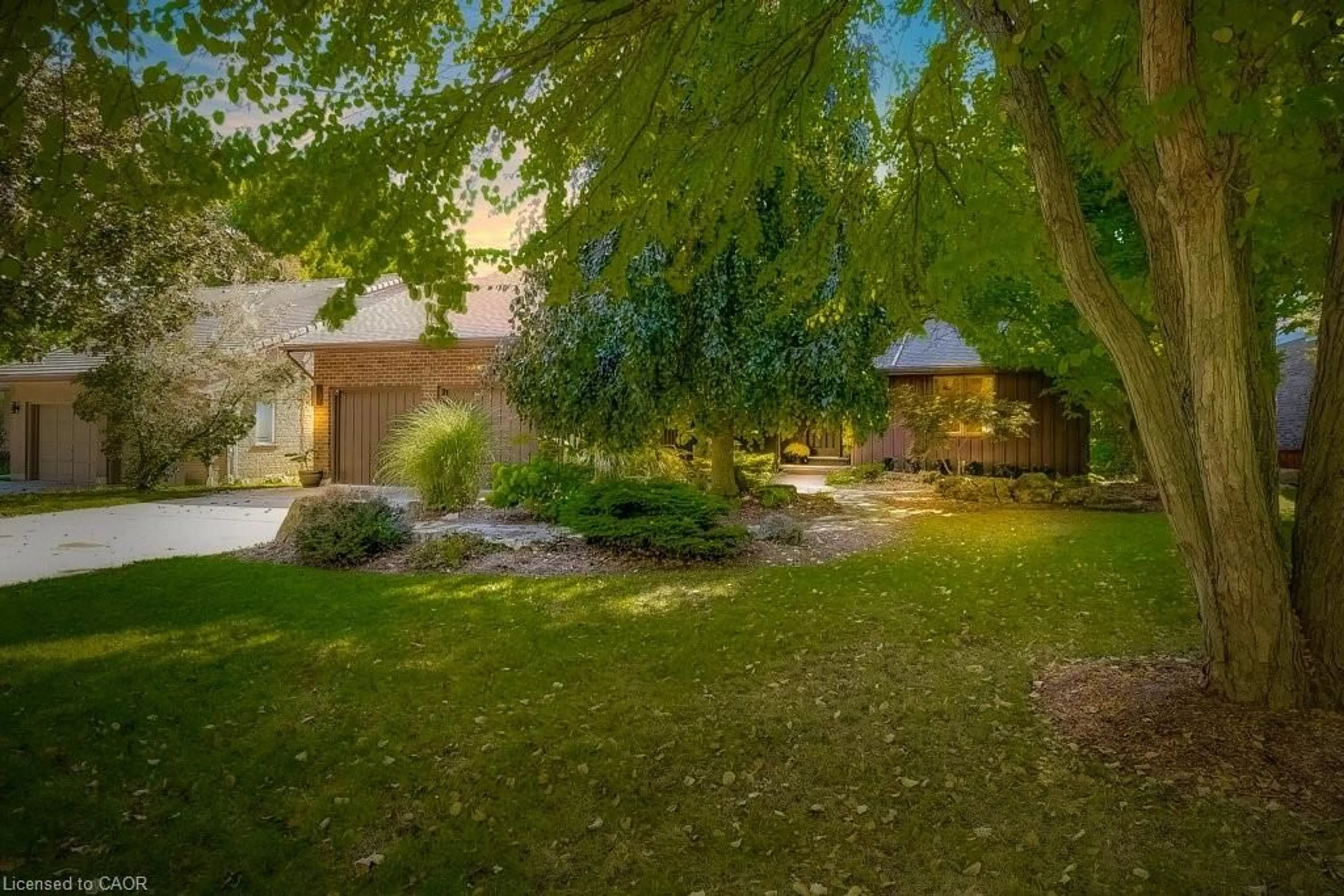 A pic from outside/outdoor area/front of a property/back of a property/a pic from drone, street for 9 Foresthill Cres, Fonthill Ontario L0S 1E1