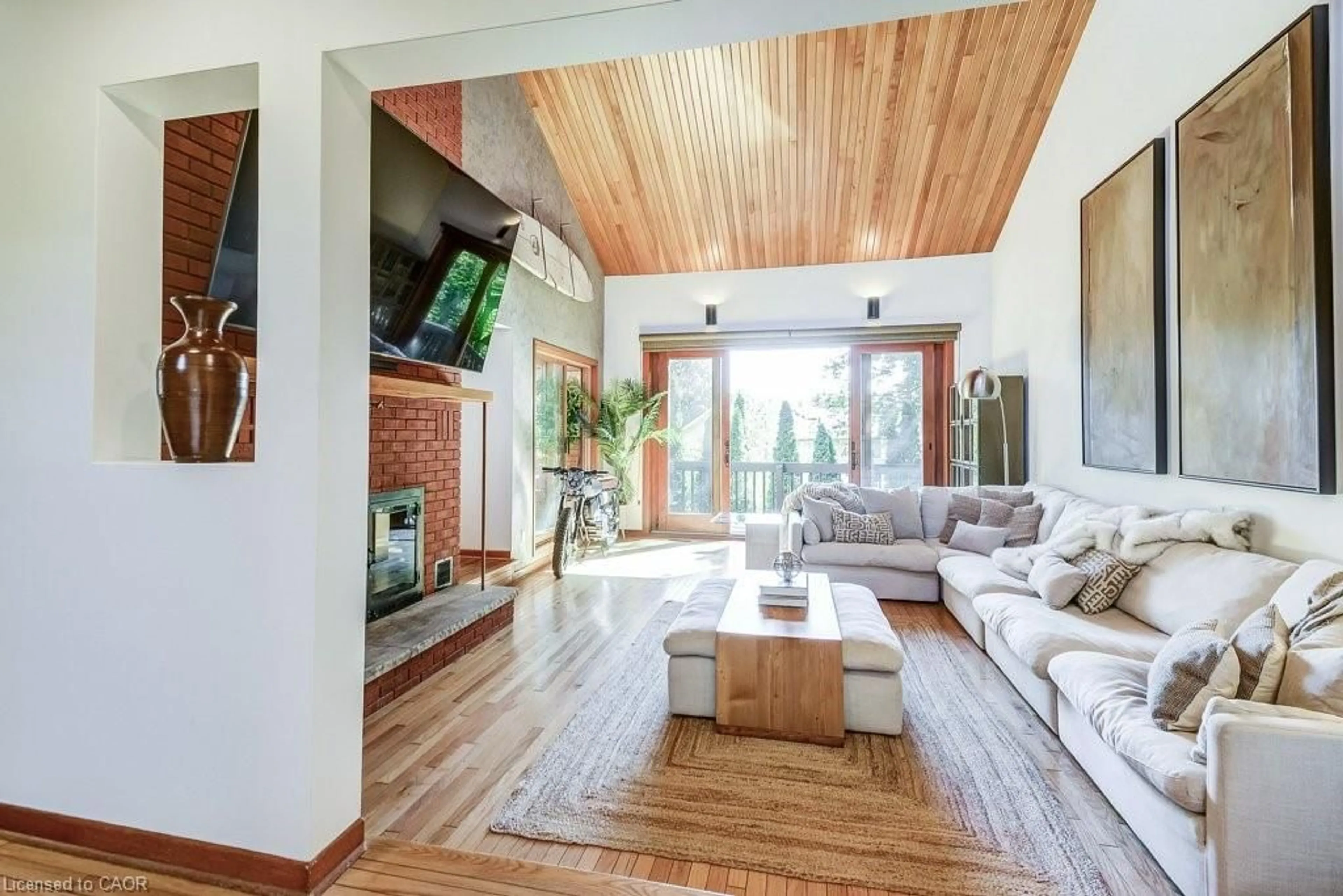 Living room with furniture, wood/laminate floor for 9 Foresthill Cres, Fonthill Ontario L0S 1E1