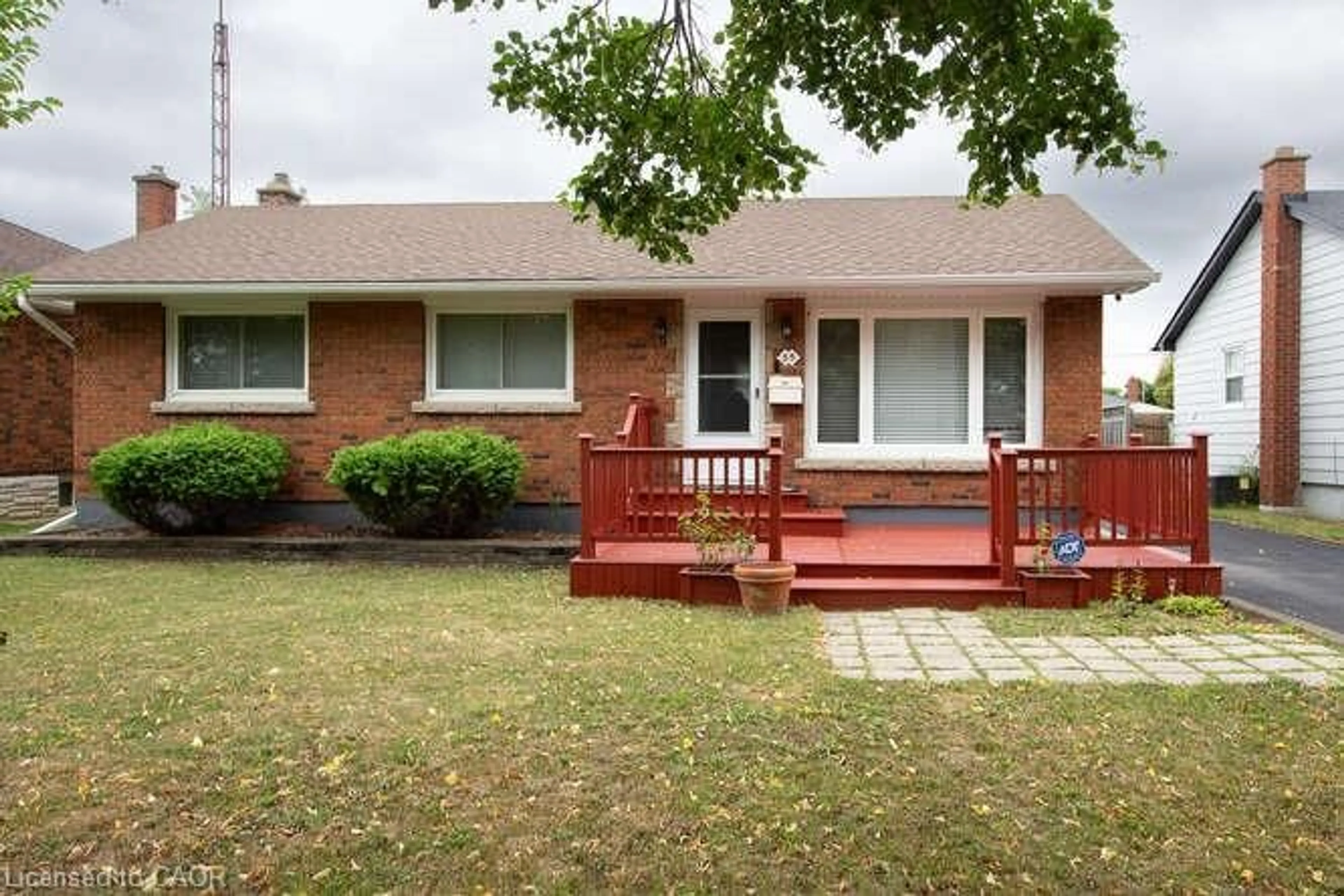 Home with brick exterior material, street for 35 Parkdale Dr, Thorold Ontario L2V 2N5