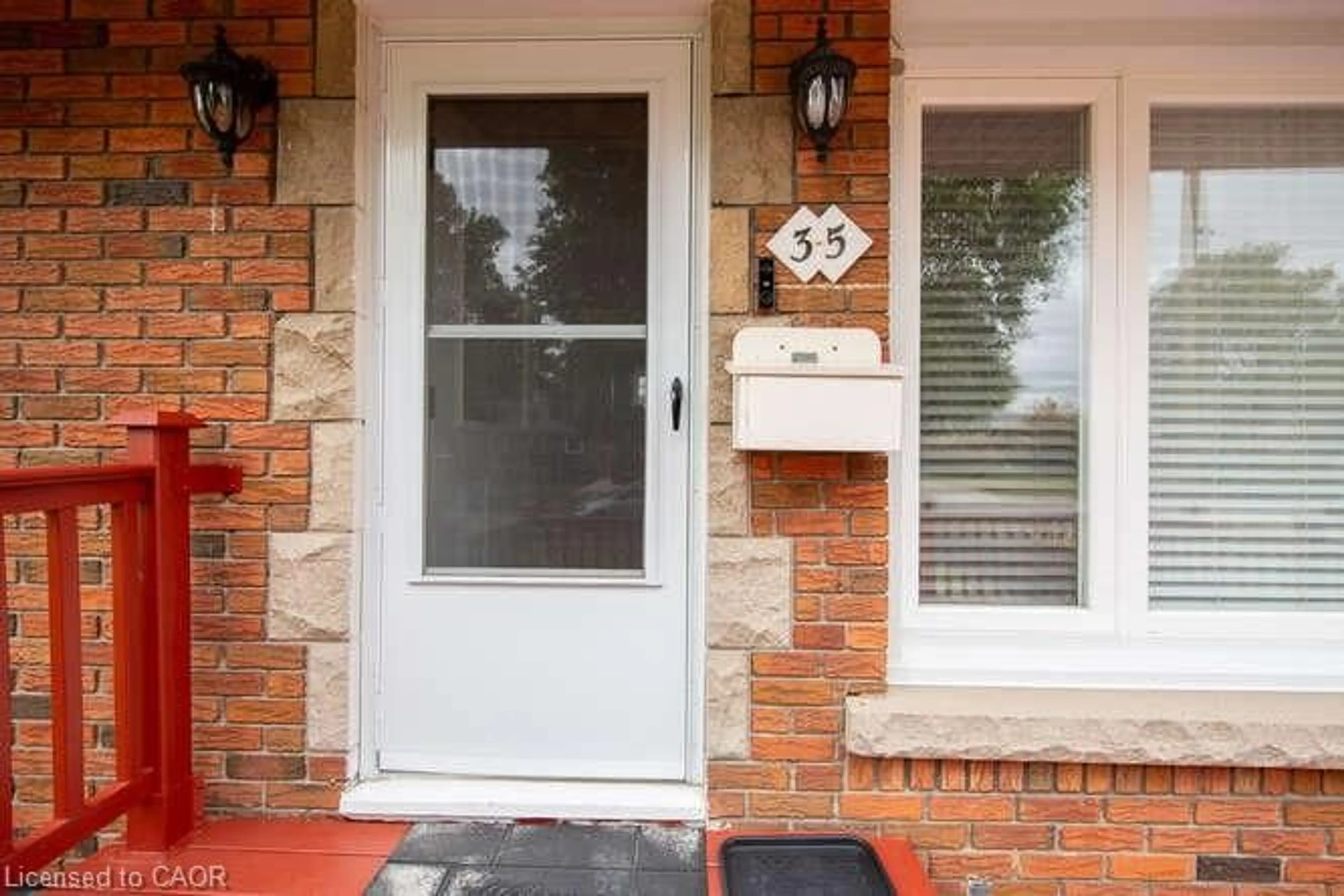 Home with brick exterior material, street for 35 Parkdale Dr, Thorold Ontario L2V 2N5