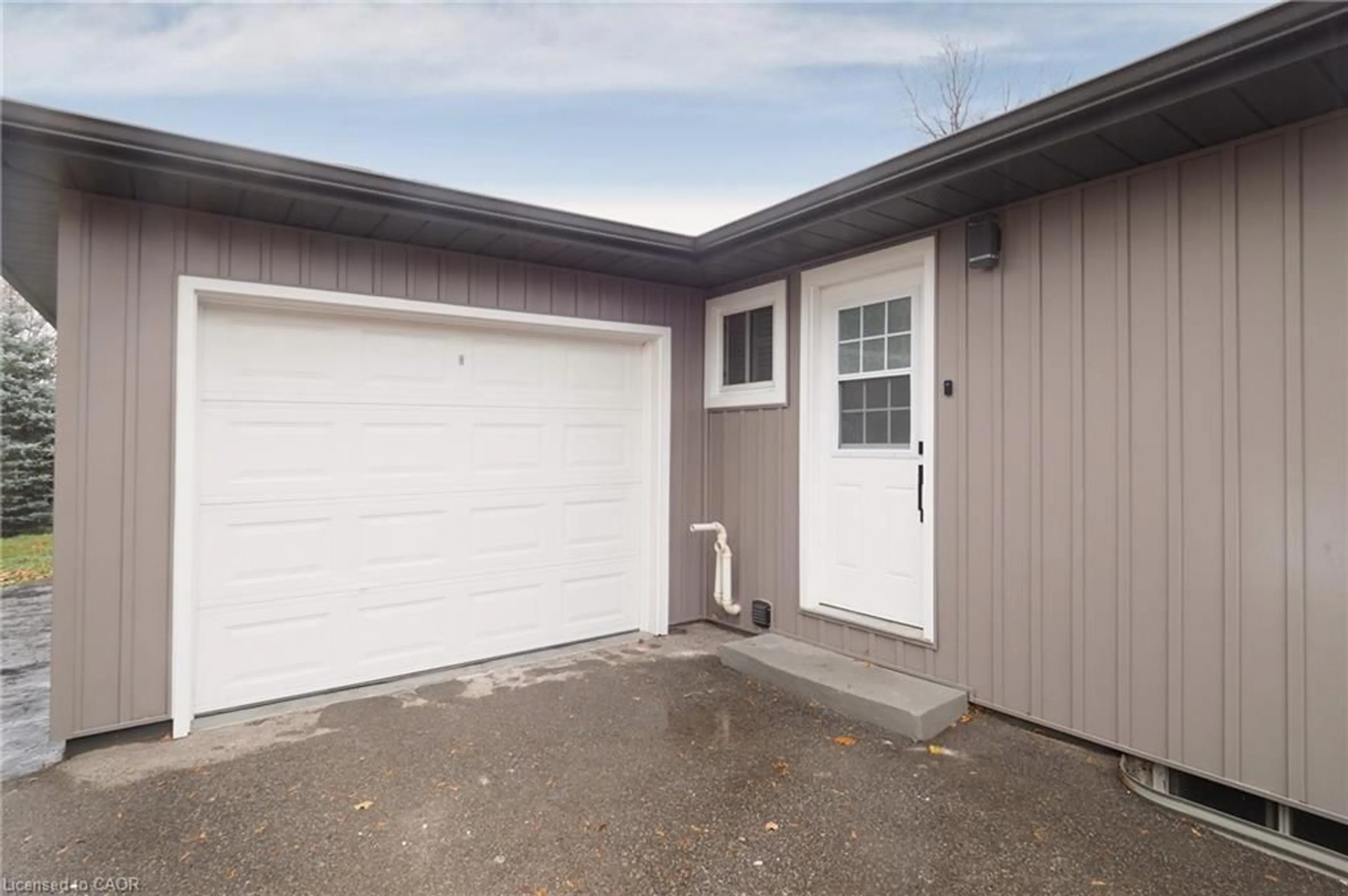 Indoor garage for 28 Nautical Rd, Brantford Ontario N3P 1G6